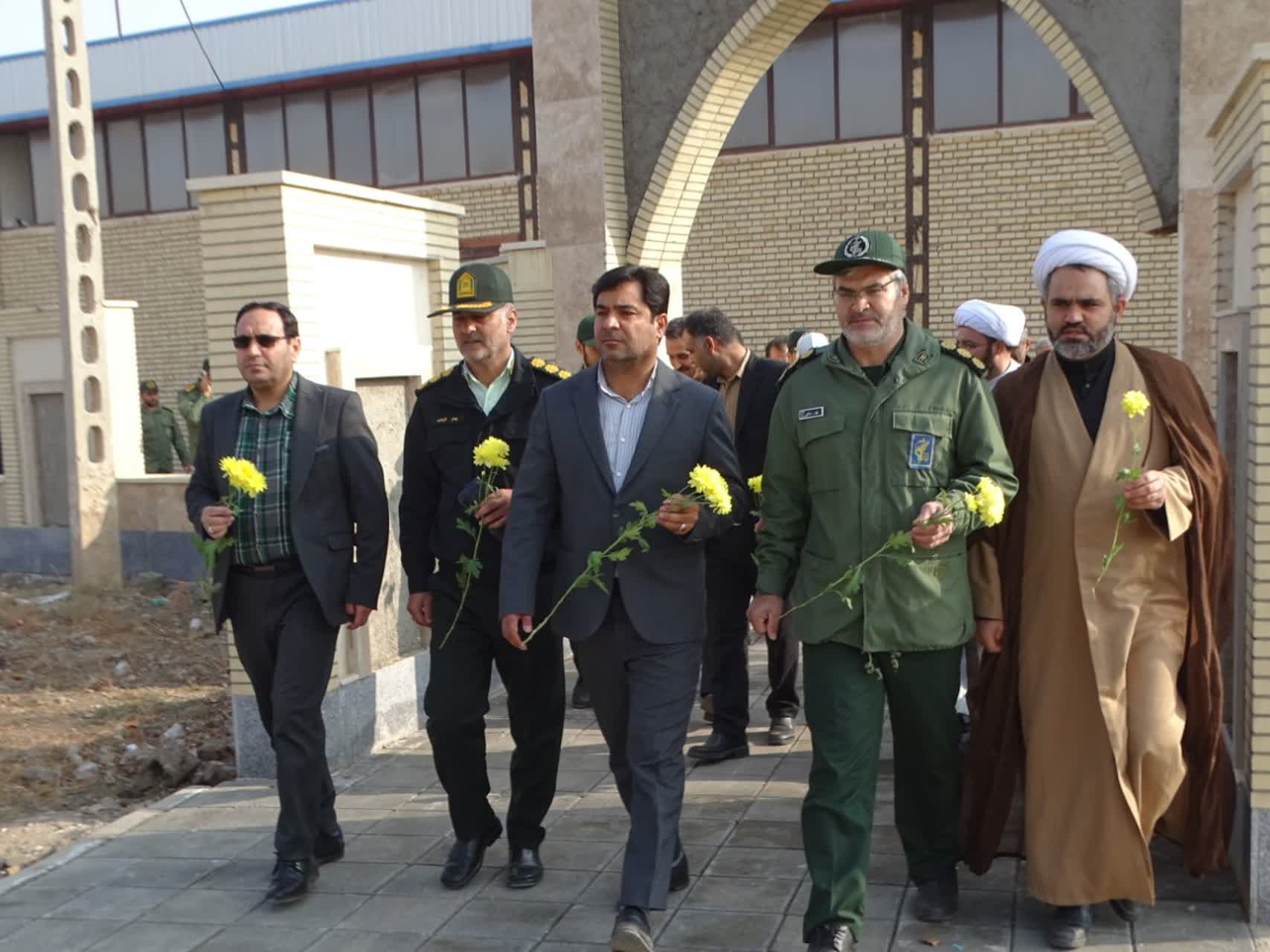 غبارروبی مزار شهدا به مناسبت هفته بسیج با حضور مسئولان شهرستانچهاربرج