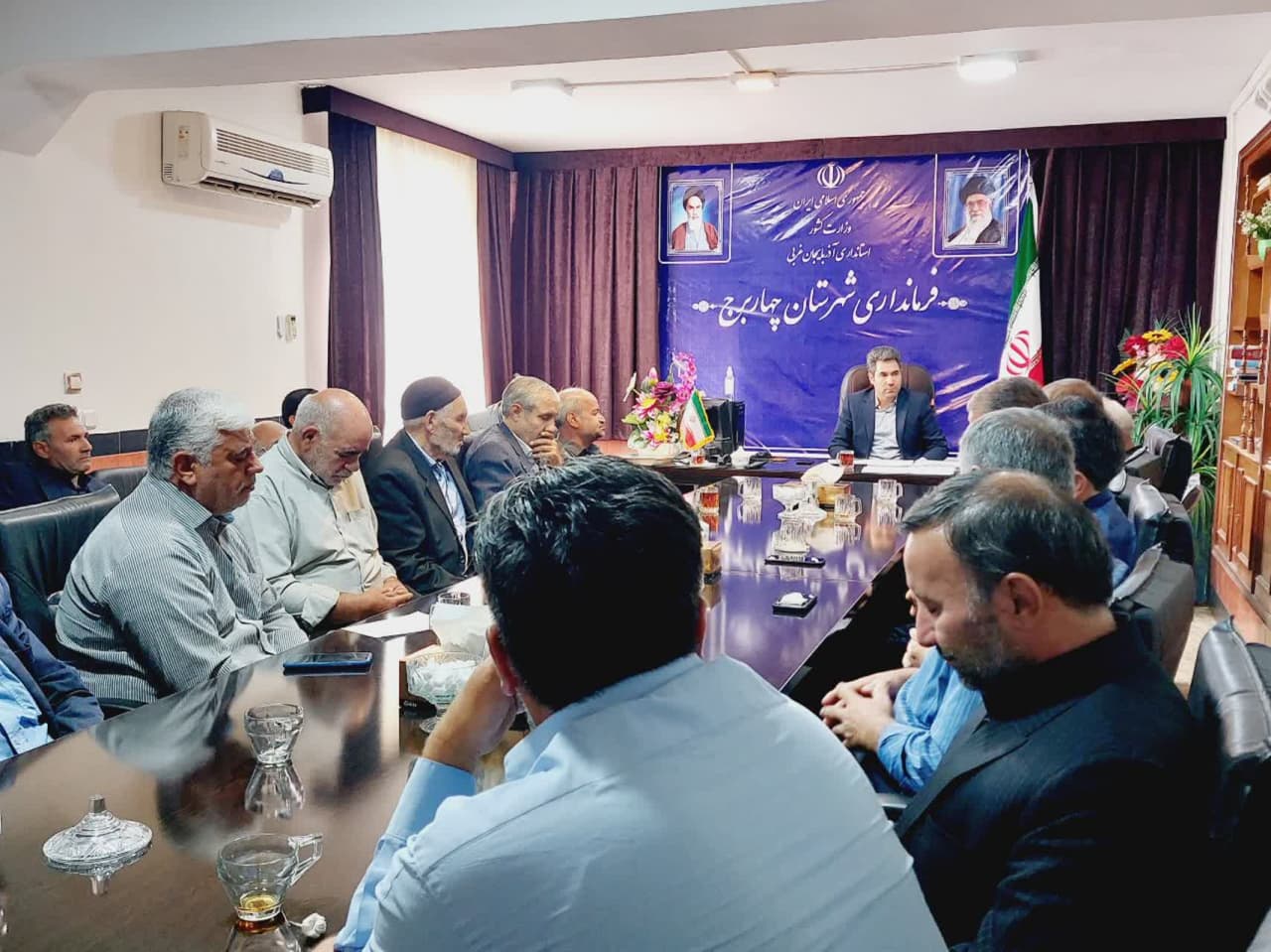 نشست صمیمی و مشورتی رزمندگان و پیشکسوتان هشت دفاع مقدس شهر چهاربرج با فرماندار