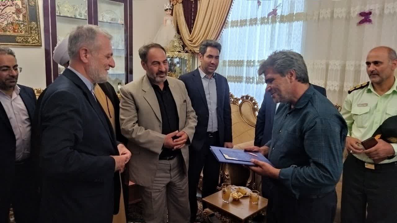 دیدار معاون توسعه مدیریت و منابع استاندار آذربایجان غربی با خانواده شهید والا مقام "بهروز جلالی"