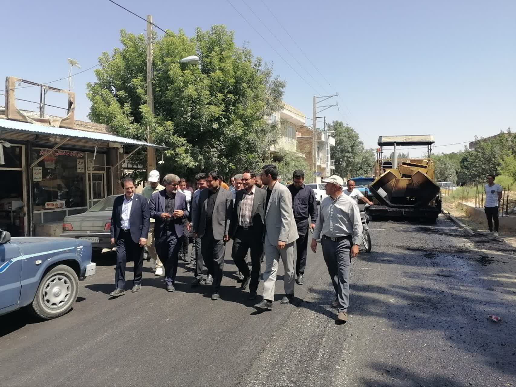 گامی دیگر در جهت توسعه راه‌های روستایی؛ بازدید مسئولان از پروژه آسفالت‌ریزی محور فیروزآباد با اعتباری بیش از 100 میلیارد ریال