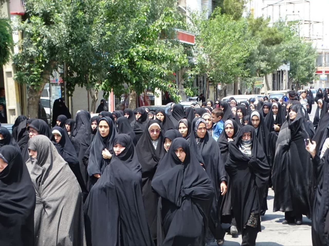 موج خشم عمومی در چهاربرج؛ محکومیت جنایات رژیم صهیونیستی توسط نمازگزاران