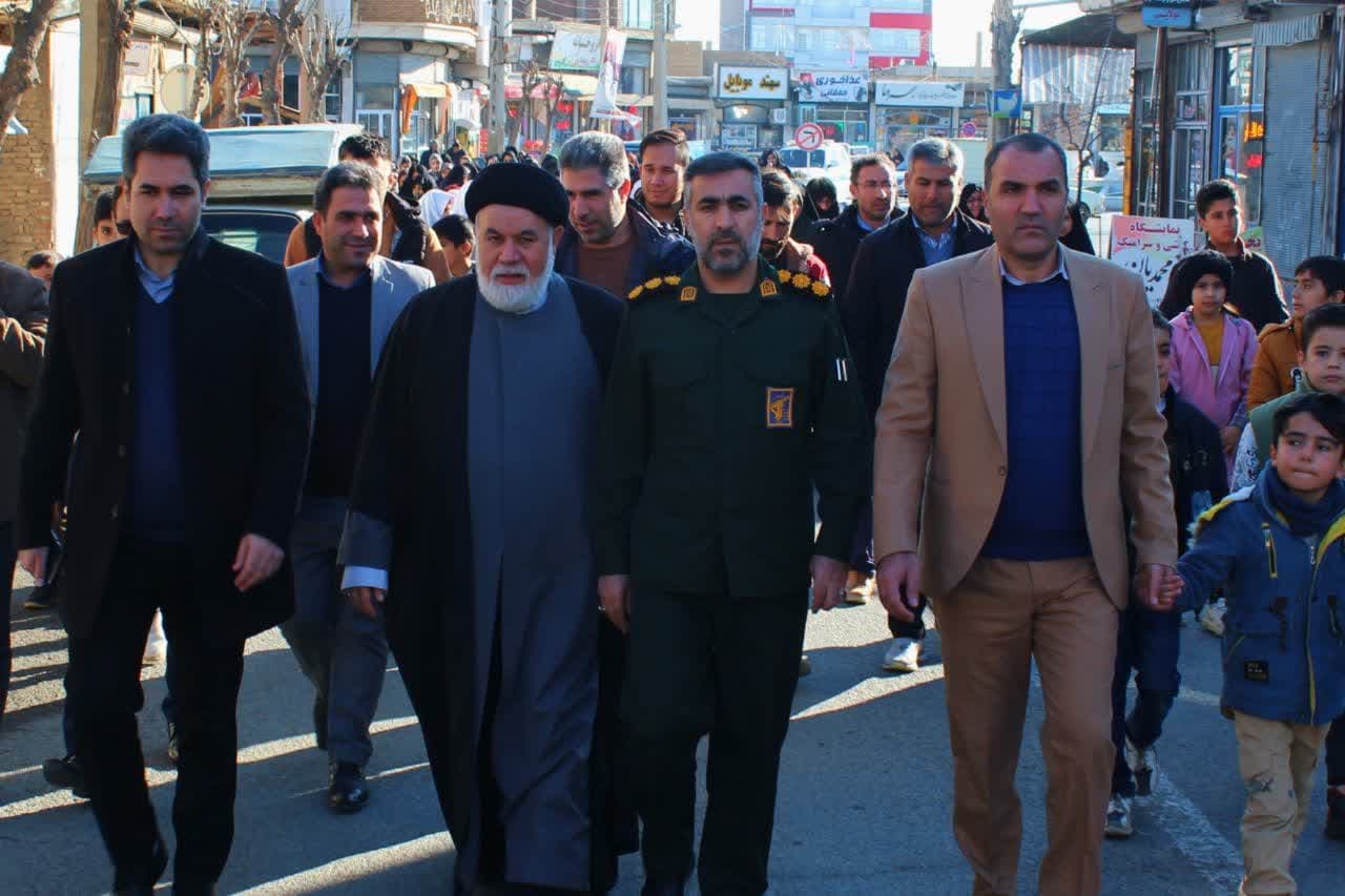 برگزاری همایش بزرگ پیاده روی خانوادگی بمناسبت گرامیداشت ایام الله دهه مبارک فجر در شهرستان چهاربرج