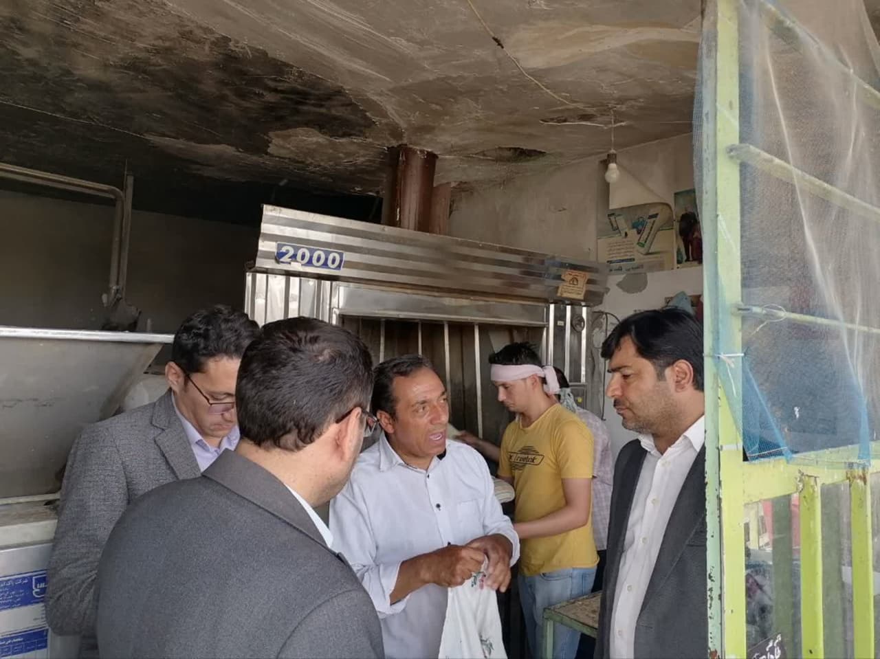بازدید فرماندار چهاربرج از واحدهای نانوایی و جایگاههای توزیع سوخت در پی تشدید نظارتها