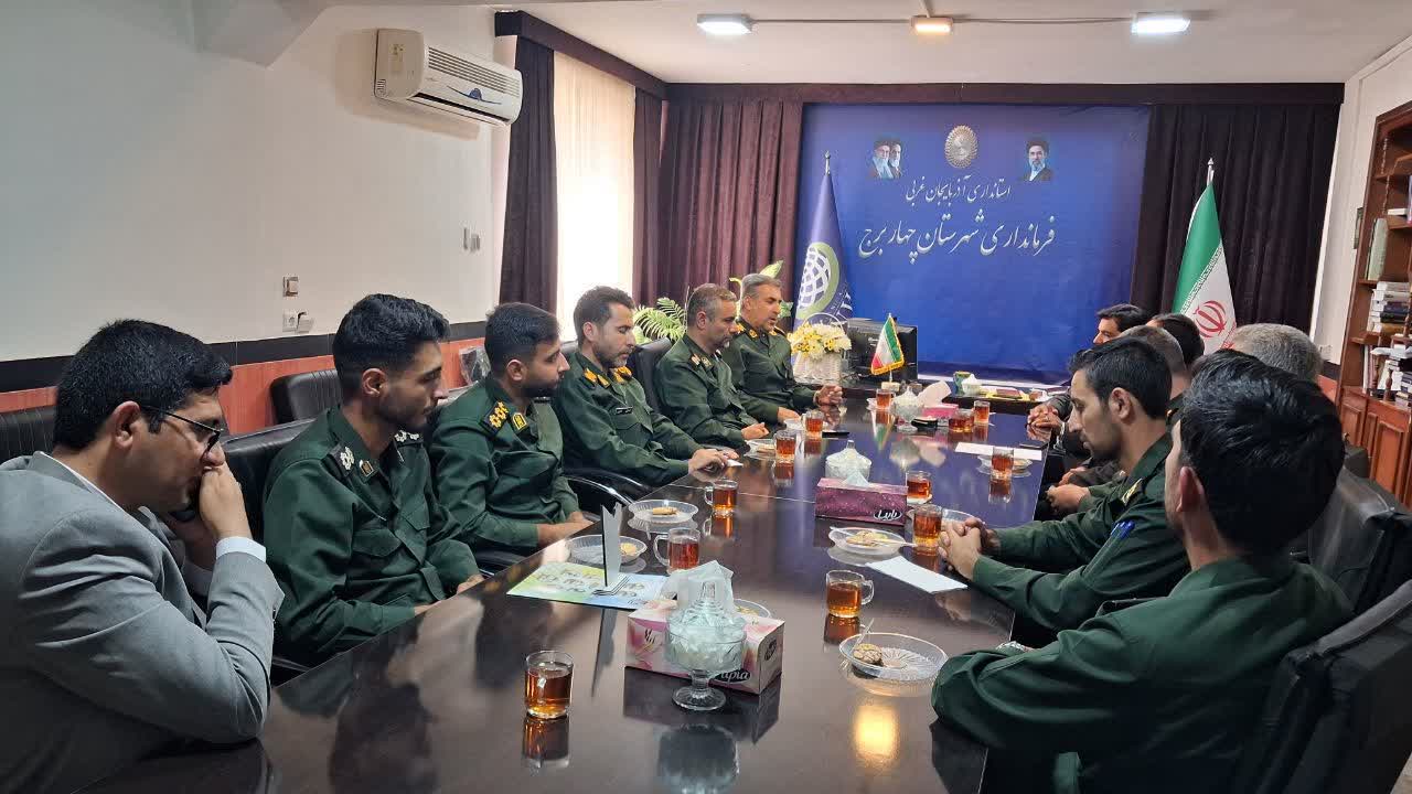 دیدار فرمانده ناحیه مقاومت بسیج شهرستان چهاربرج با فرماندار به مناسبت هفته دولت