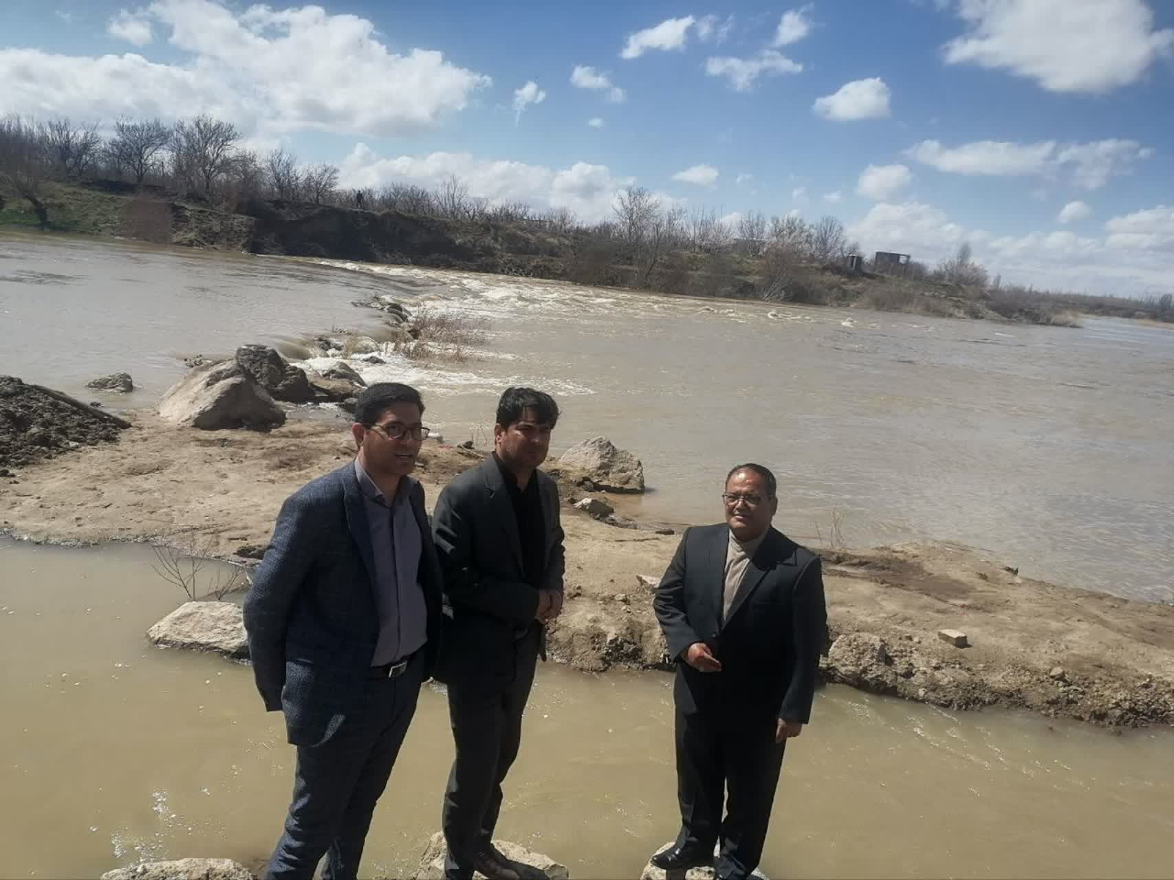 حضور میدانی فرماندار در مناطق پرخطر رودخانه زرینه‌رود در محدوده فسندوز برای پیشگیری از سیلاب