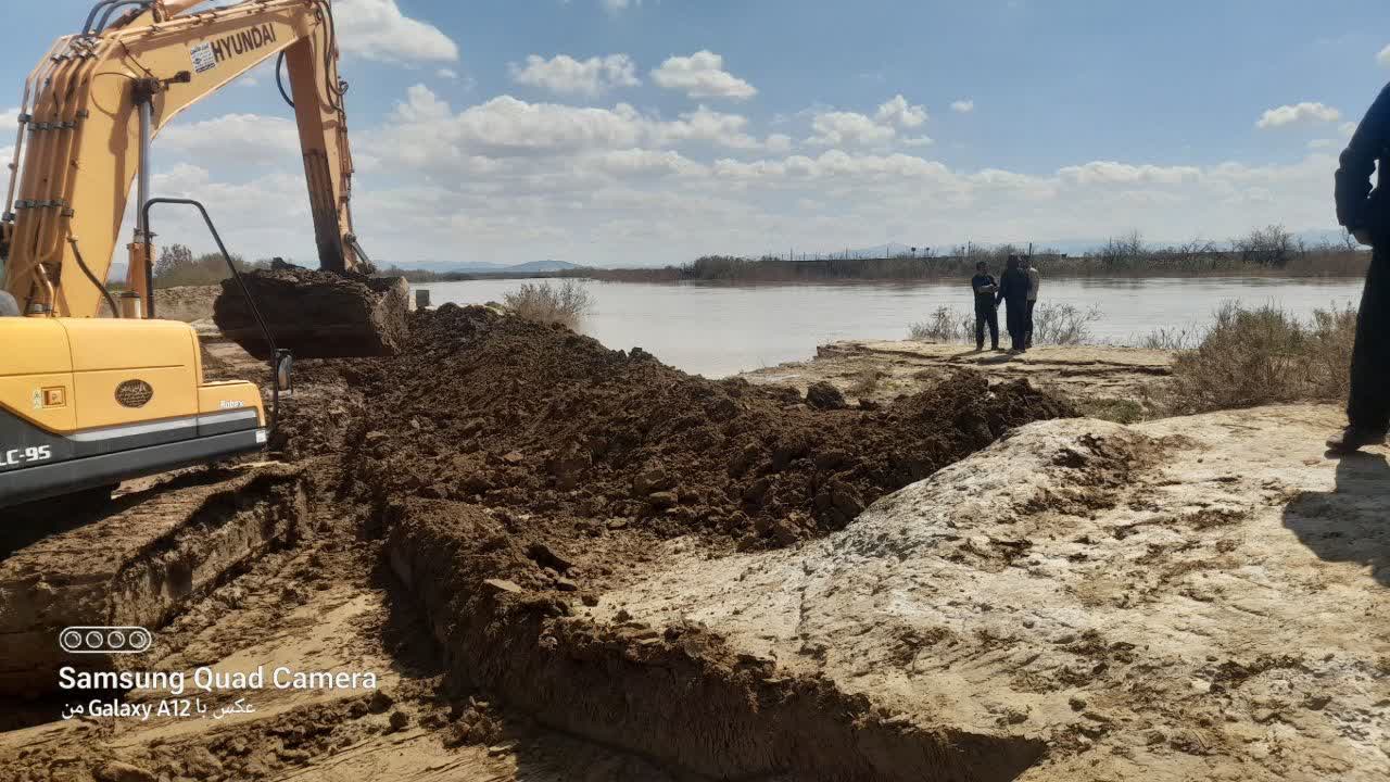 لایروبی و ترمیم دایکهای زرینهرود در محدوده روستای فسندوز انجام شد