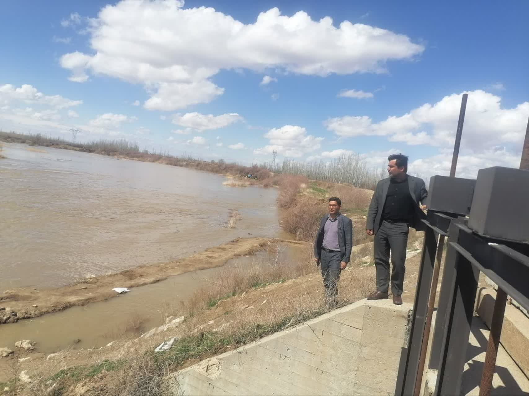 حضور میدانی فرماندار در مناطق پرخطر رودخانه زرینه‌رود در محدوده فسندوز برای پیشگیری از سیلاب