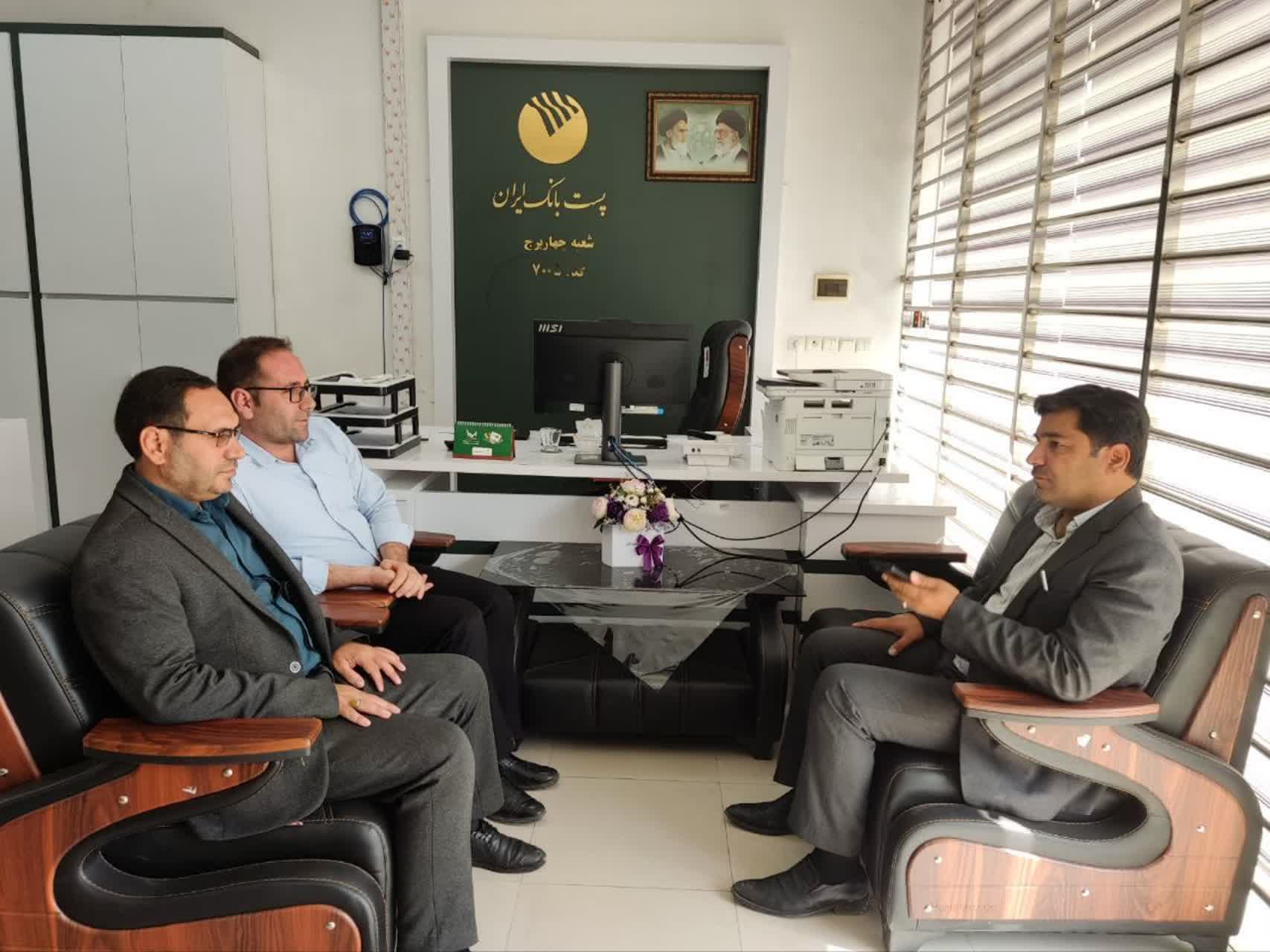 بازدید فرماندار چهاربرج از پست‌بانک شهرستان و تقدیر از عملکرد کارکنان
