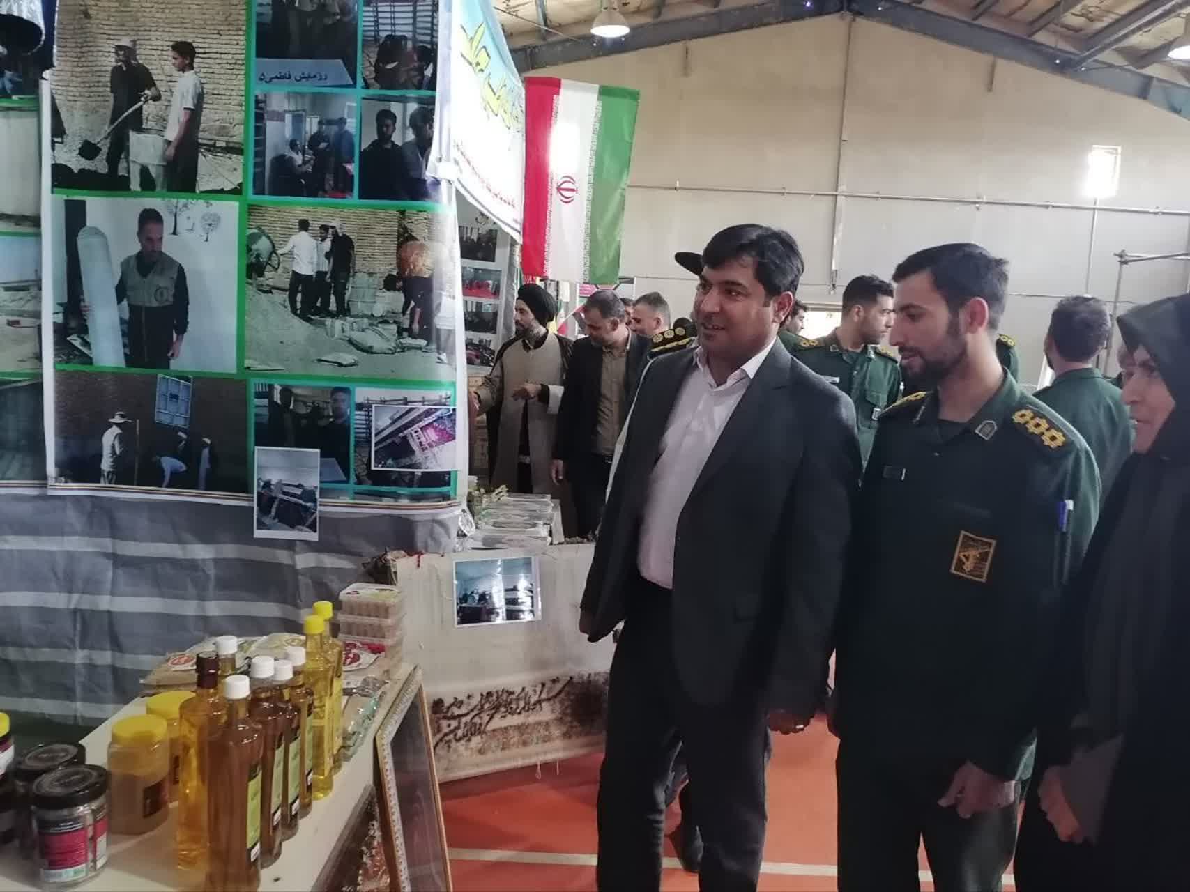 بازدید دکتر صمدی، فرماندار چهاربرج، از نمایشگاه «طرح اسوه»