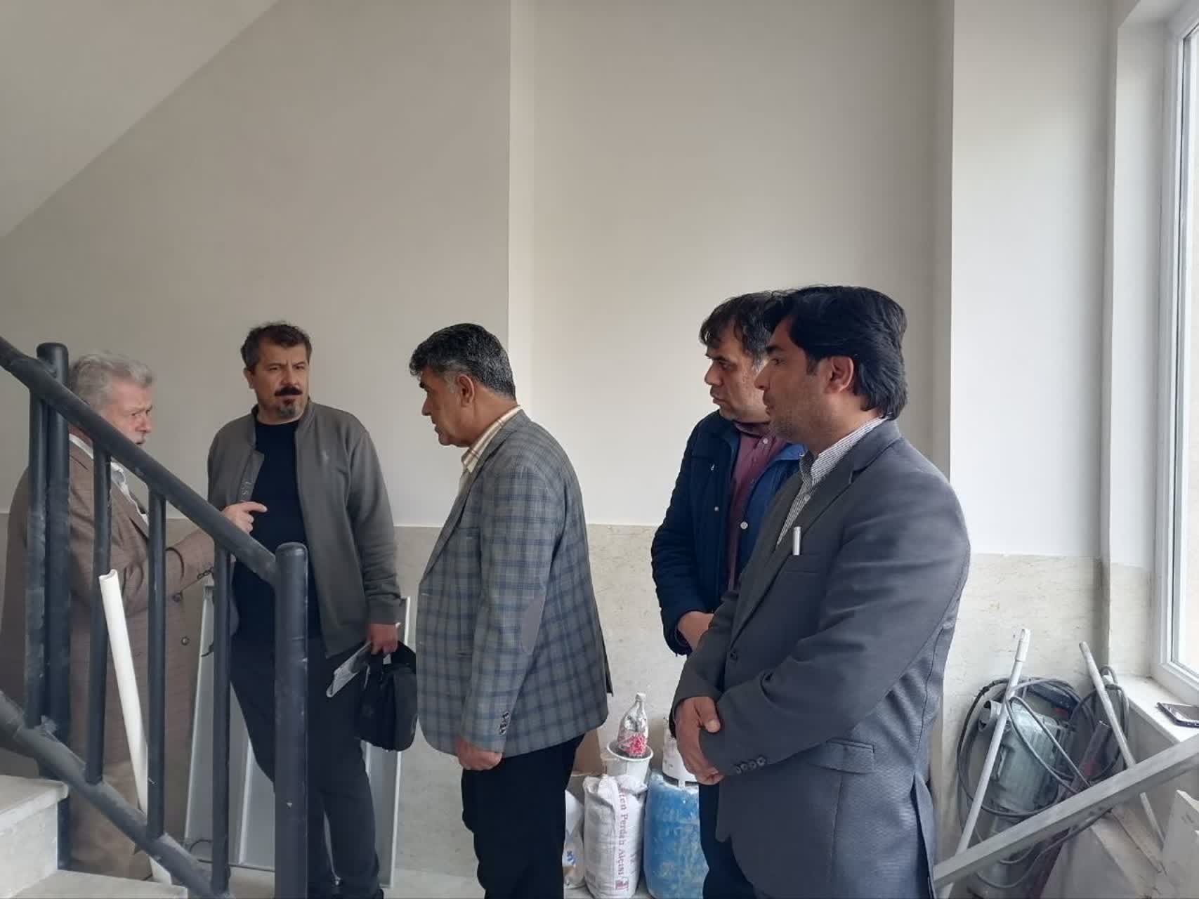 انتقاد فرماندار چهاربرج از نامتناسب بودن فضای مجتمع اداری/ عدم پرداخت مطالبات پیمانکار، عامل اصلی تاخیر در بهرهبرداری پروژه