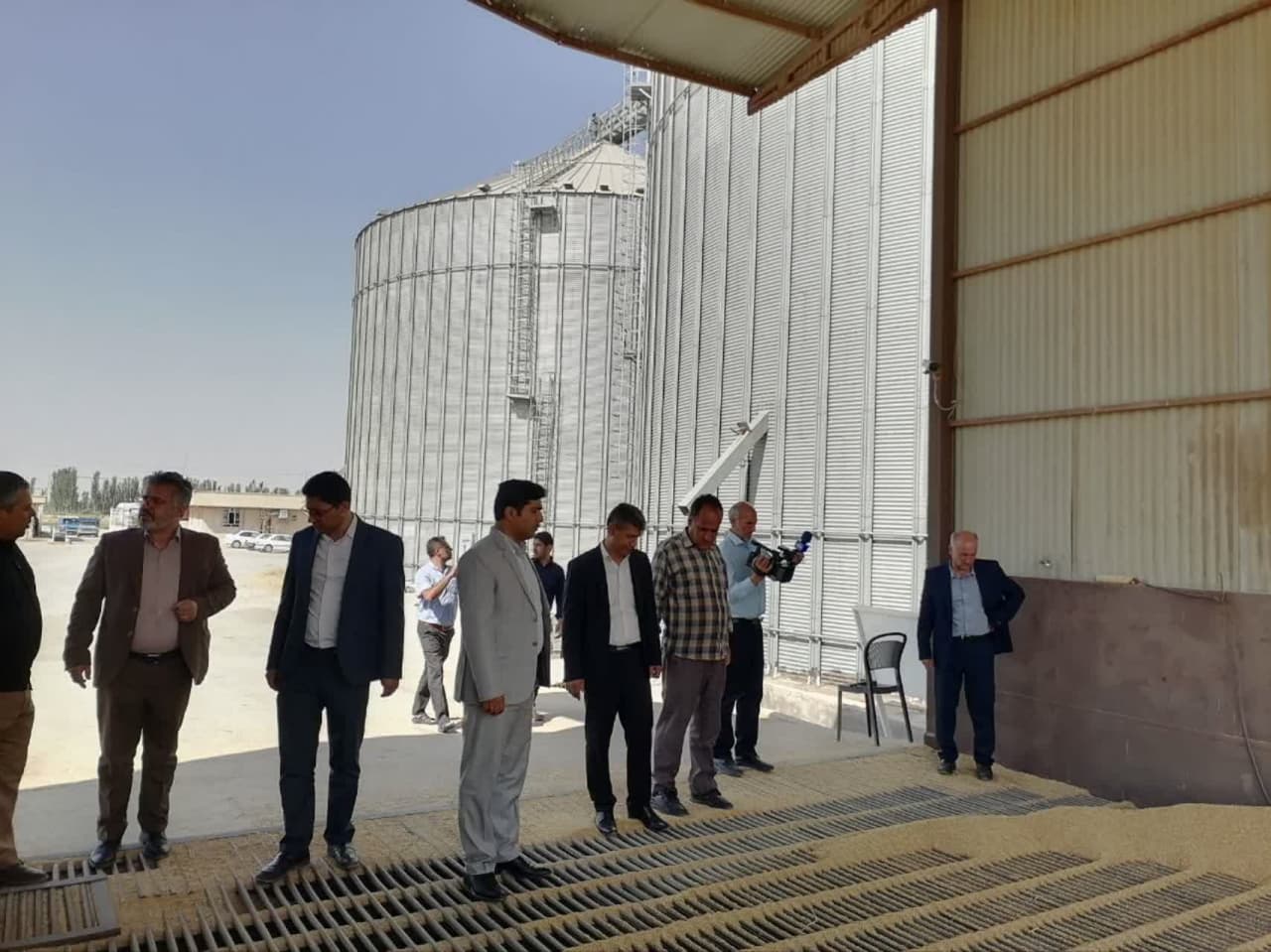 بازدید فرماندار چهاربرج از مرکز ذخیره‌سازی غلات