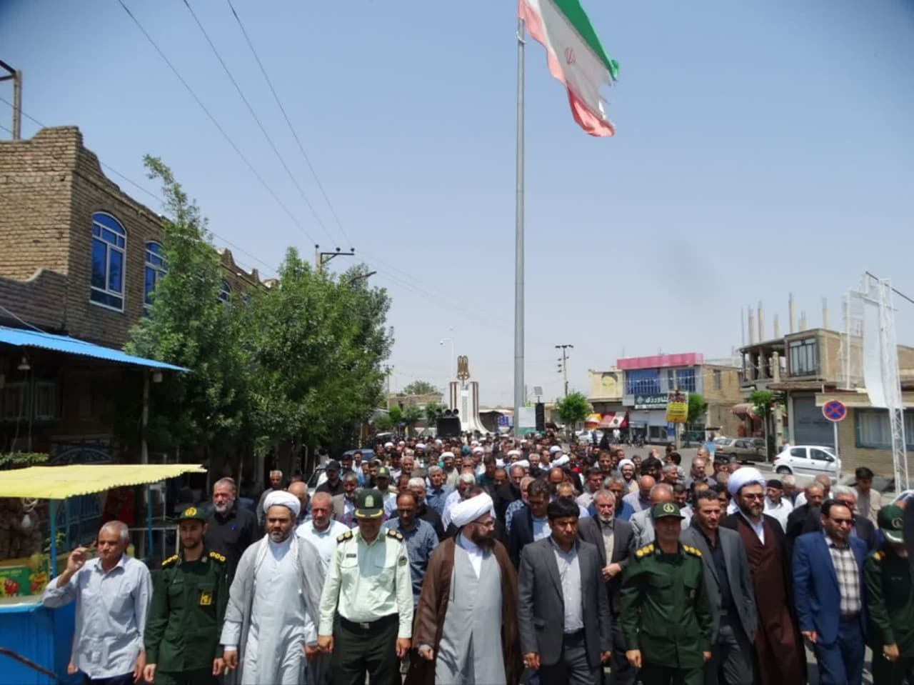 موج خشم عمومی در چهاربرج؛ محکومیت جنایات رژیم صهیونیستی توسط نمازگزاران