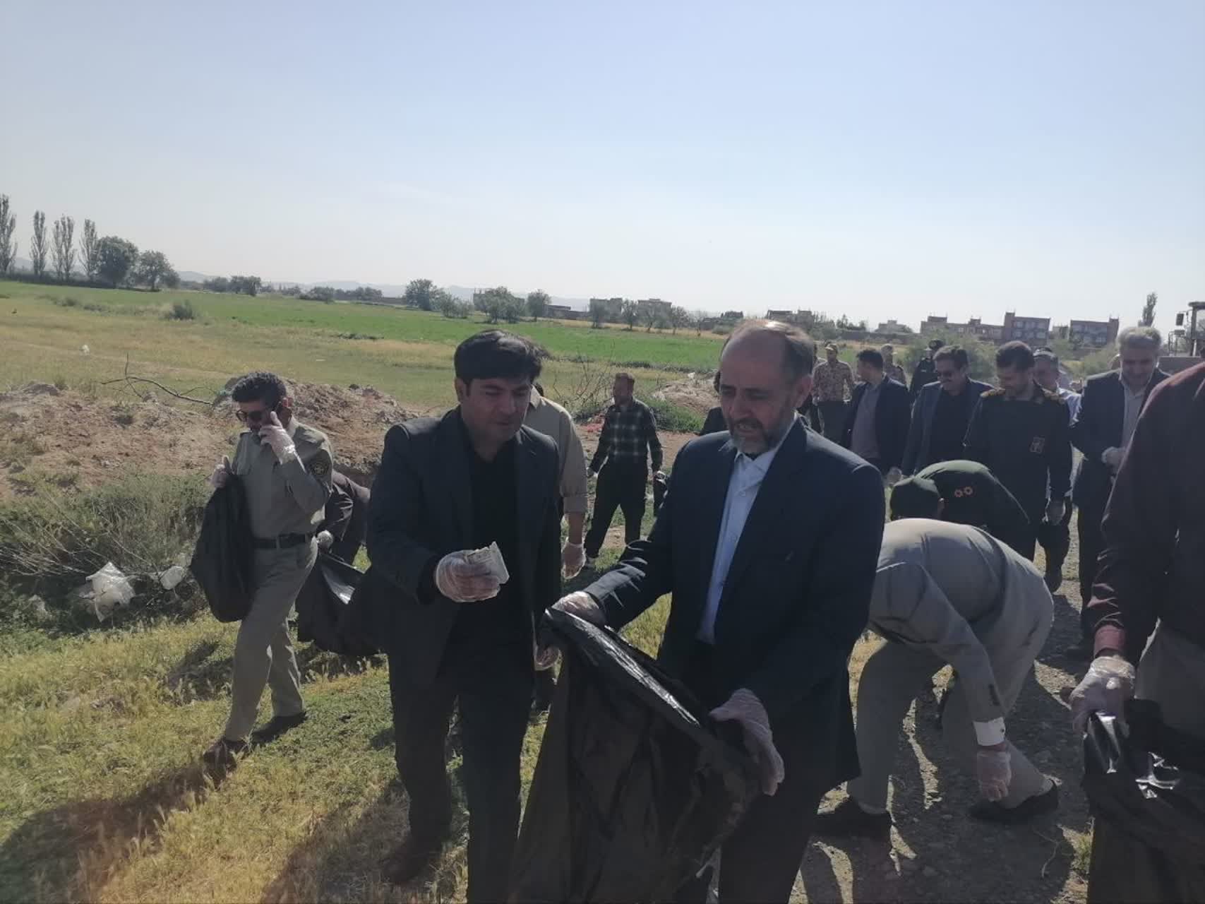 پاکسازی مسیر منصورآباد به آغداش با مشارکت فرماندار و مسئولان چهاربرج