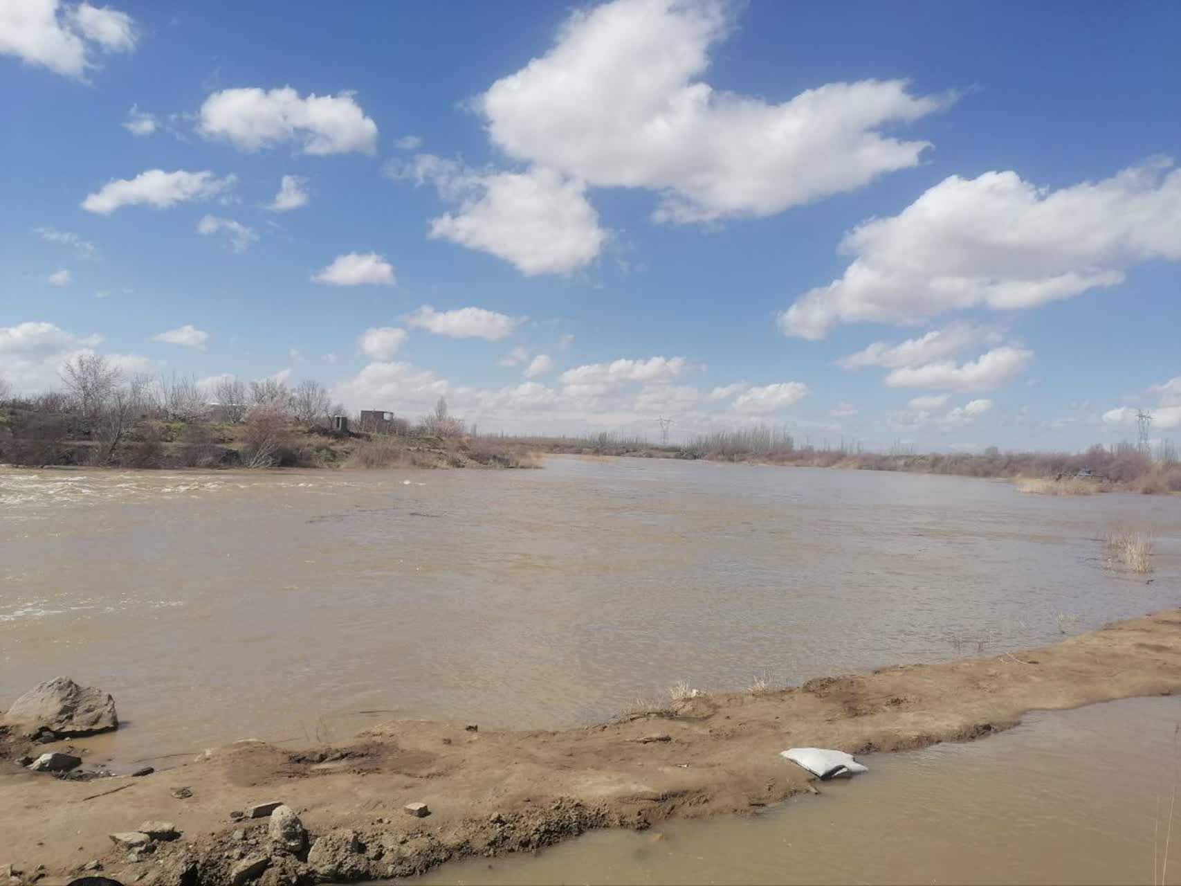 حضور میدانی فرماندار در مناطق پرخطر رودخانه زرینه‌رود در محدوده فسندوز برای پیشگیری از سیلاب