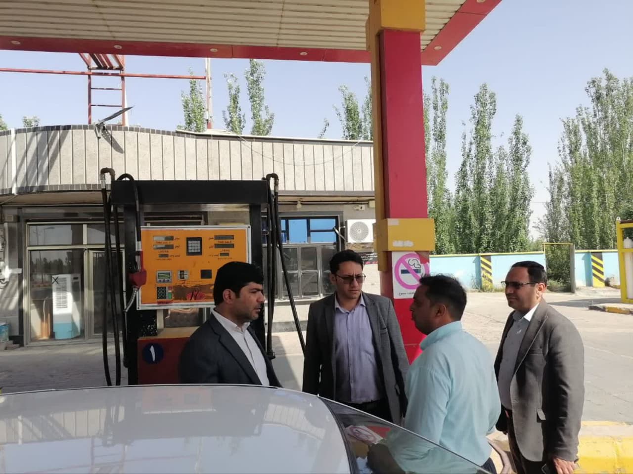 بازدید فرماندار چهاربرج از واحدهای نانوایی و جایگاههای توزیع سوخت در پی تشدید نظارتها