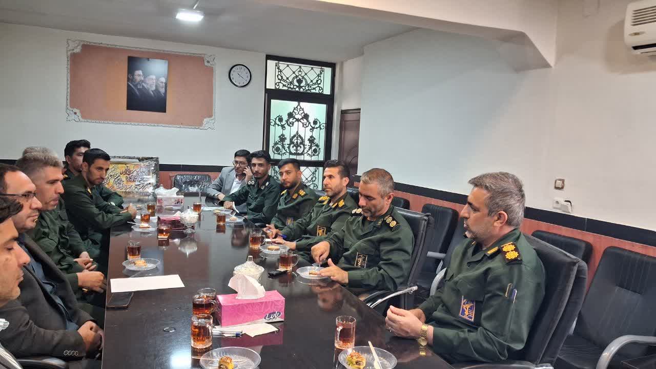 دیدار فرمانده ناحیه مقاومت بسیج شهرستان چهاربرج با فرماندار به مناسبت هفته دولت