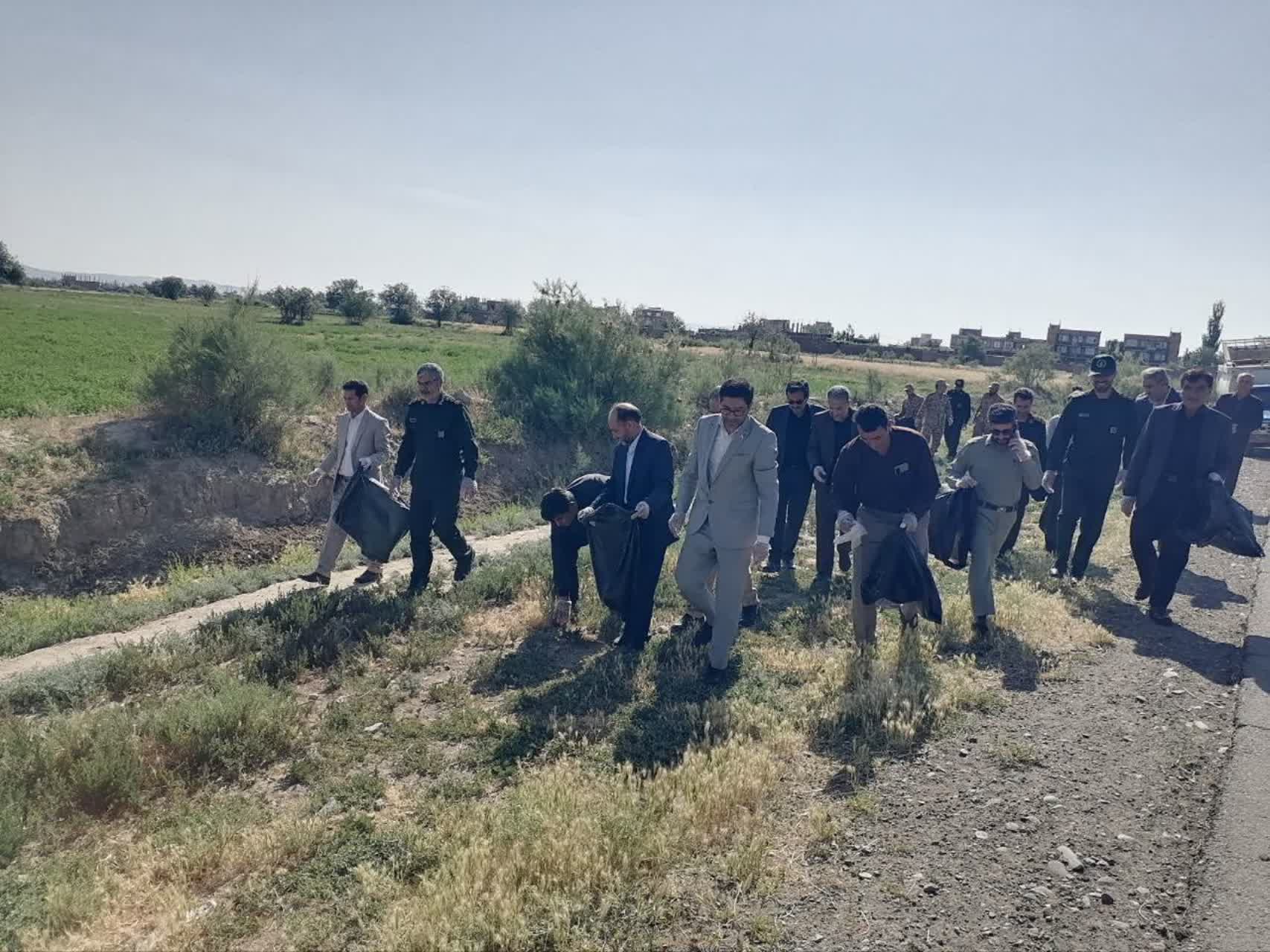 پاکسازی مسیر منصورآباد به آغداش با مشارکت فرماندار و مسئولان چهاربرج