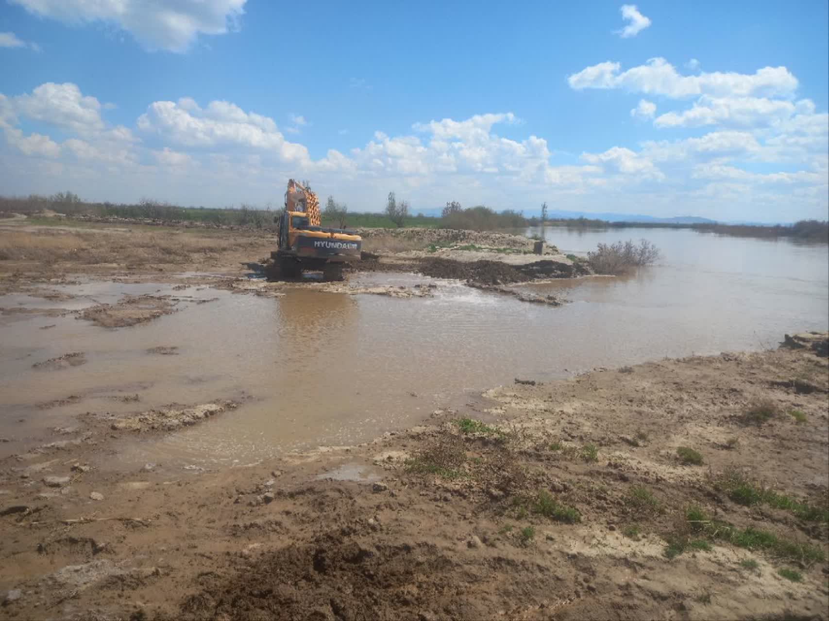 لایروبی و ترمیم دایکهای زرینهرود در محدوده روستای فسندوز انجام شد