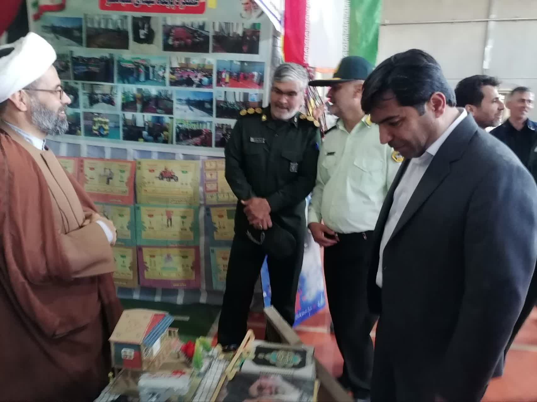 بازدید دکتر صمدی، فرماندار چهاربرج، از نمایشگاه «طرح اسوه»