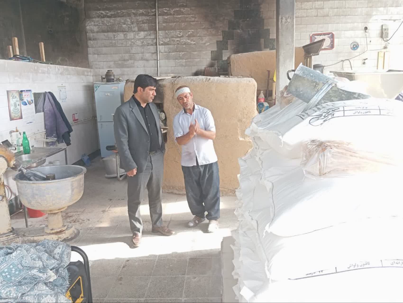 بازدید فرماندار از نانواییهای چهاربرج؛ مشکلی در تامین آرد و نان نداریم