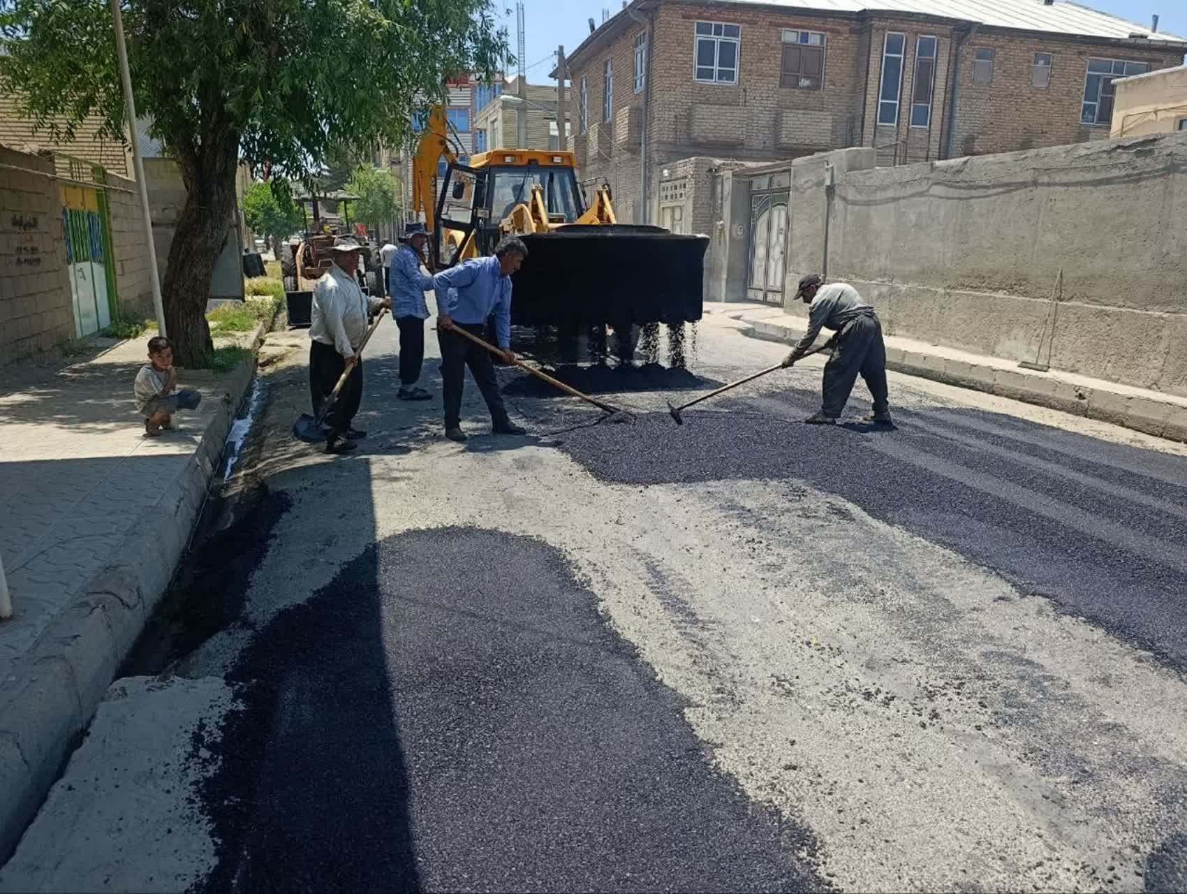بازدید فرماندار چهاربرج از روند لکه‌گیری و بهسازی معابر شهری