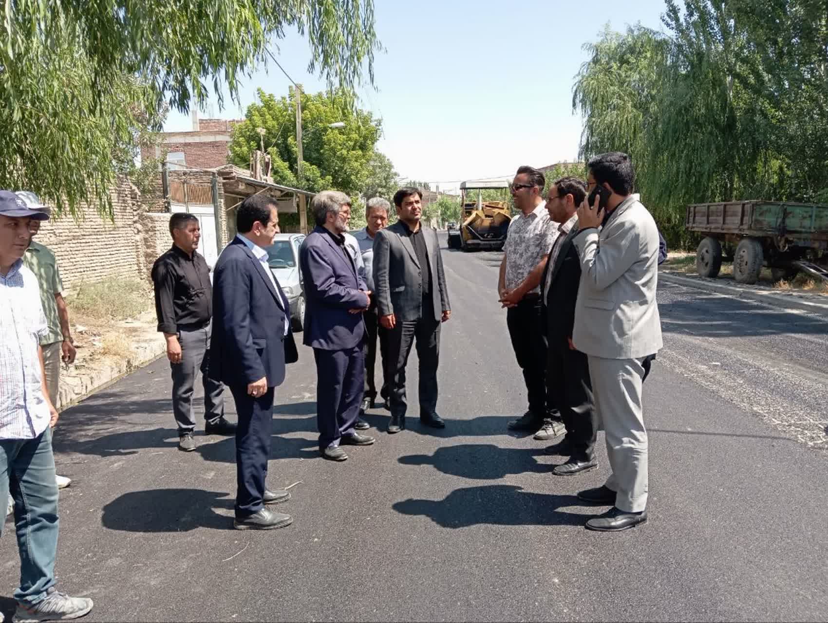 گامی دیگر در جهت توسعه راه‌های روستایی؛ بازدید مسئولان از پروژه آسفالت‌ریزی محور فیروزآباد با اعتباری بیش از 100 میلیارد ریال