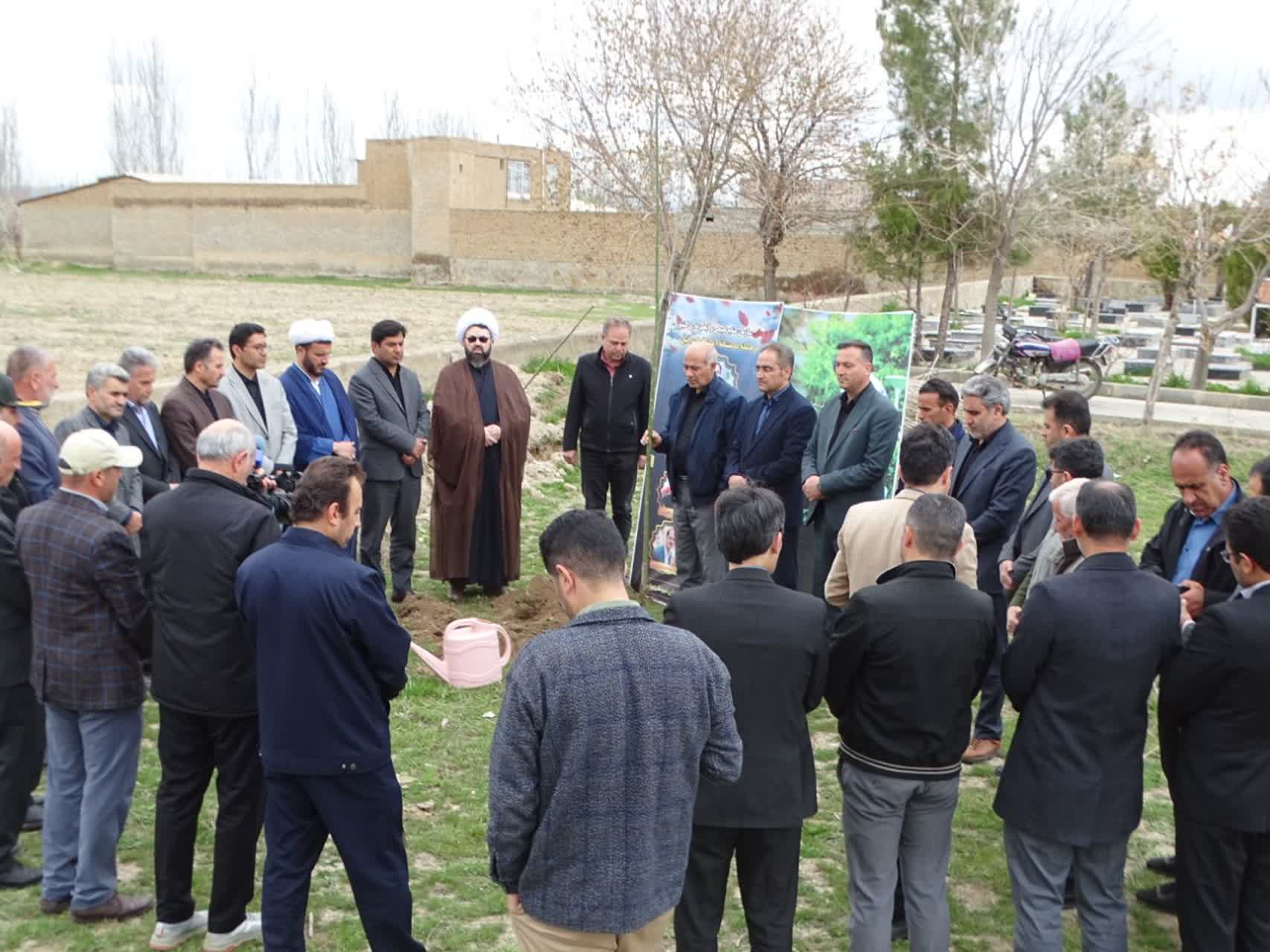 غرس نهال در چهاربرج به یاد دانشآموزان مدرسه شجره طیبه میناب