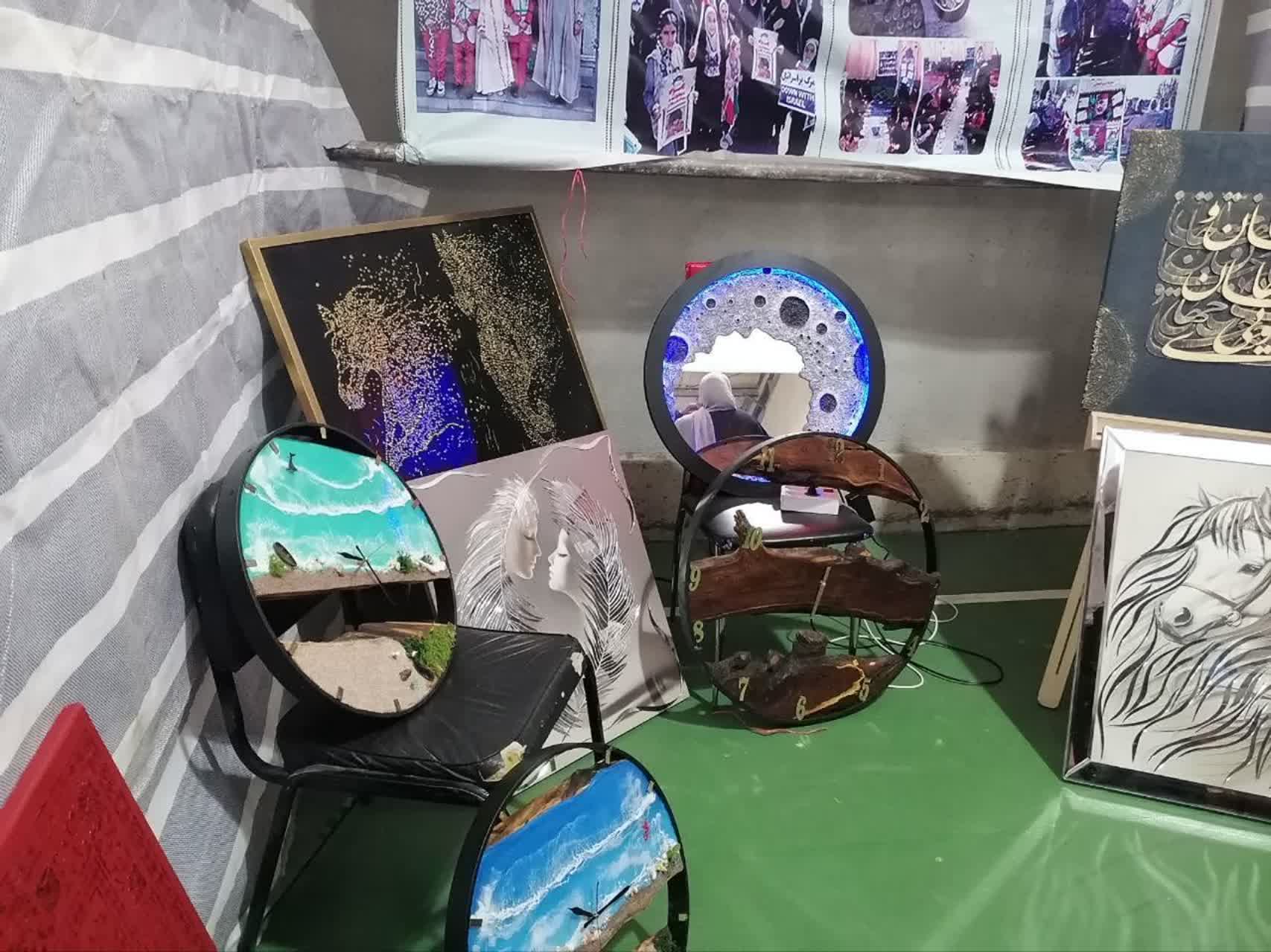 بازدید دکتر صمدی، فرماندار چهاربرج، از نمایشگاه «طرح اسوه»