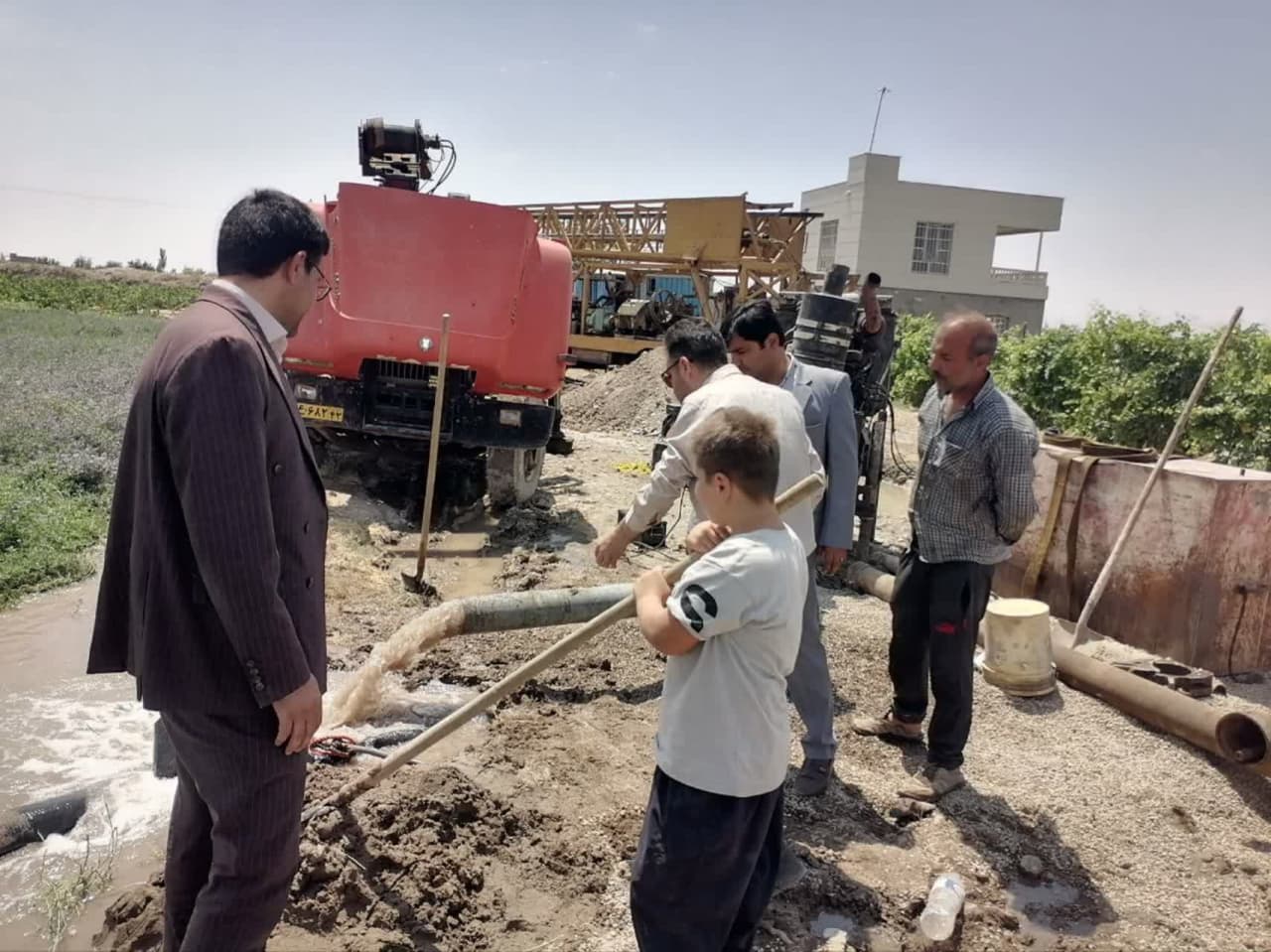 بازدید فرماندار از چاه‌های یدکی حفرشده با هدف تأمین پایدار آب شرب در شهرستانبازدید فرماندار از چاه‌های یدکی حفرشده با هدف تأمین پایدار آب شرب در شهرستان