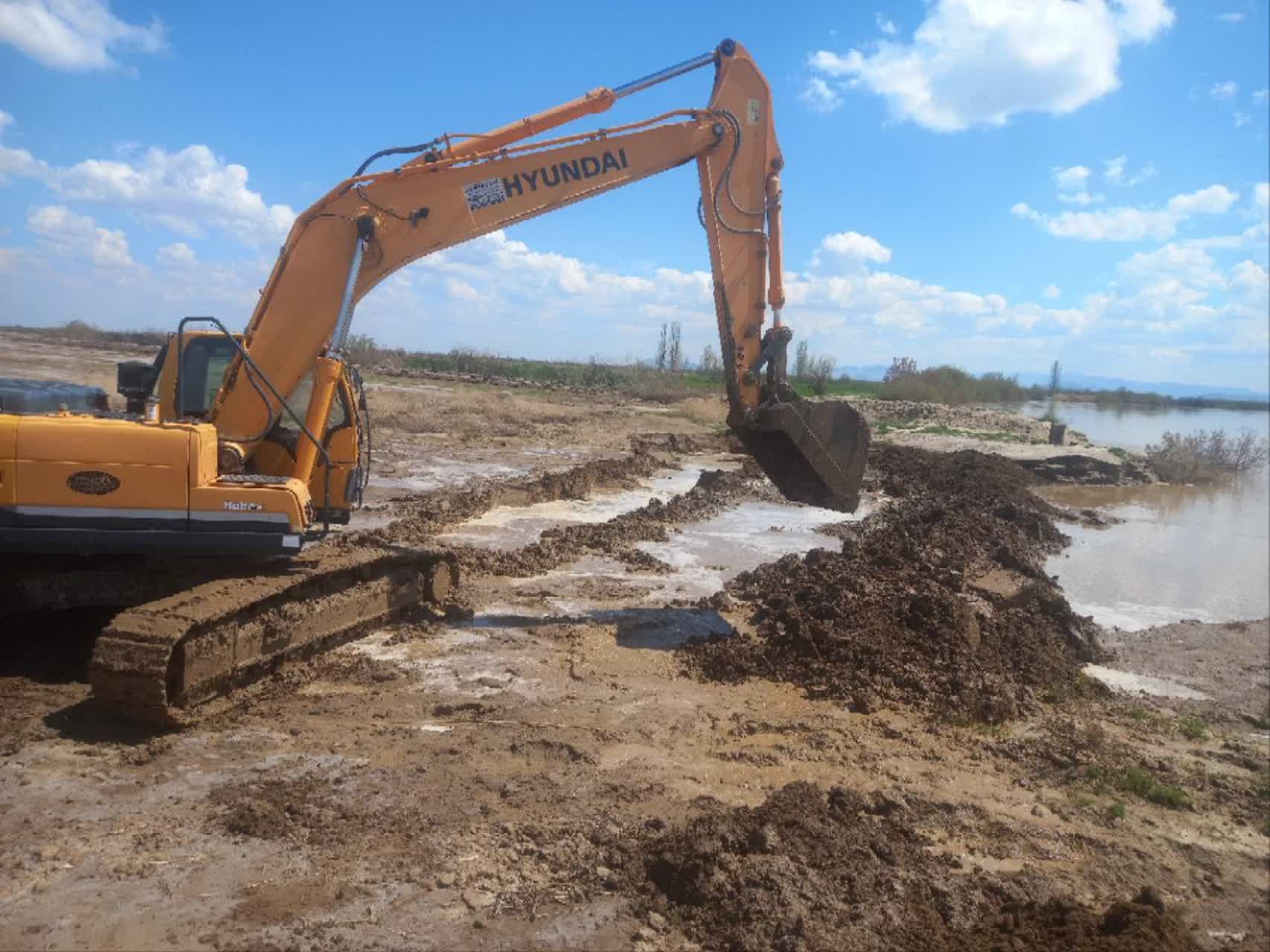 لایروبی و ترمیم دایکهای زرینهرود در محدوده روستای فسندوز انجام شد