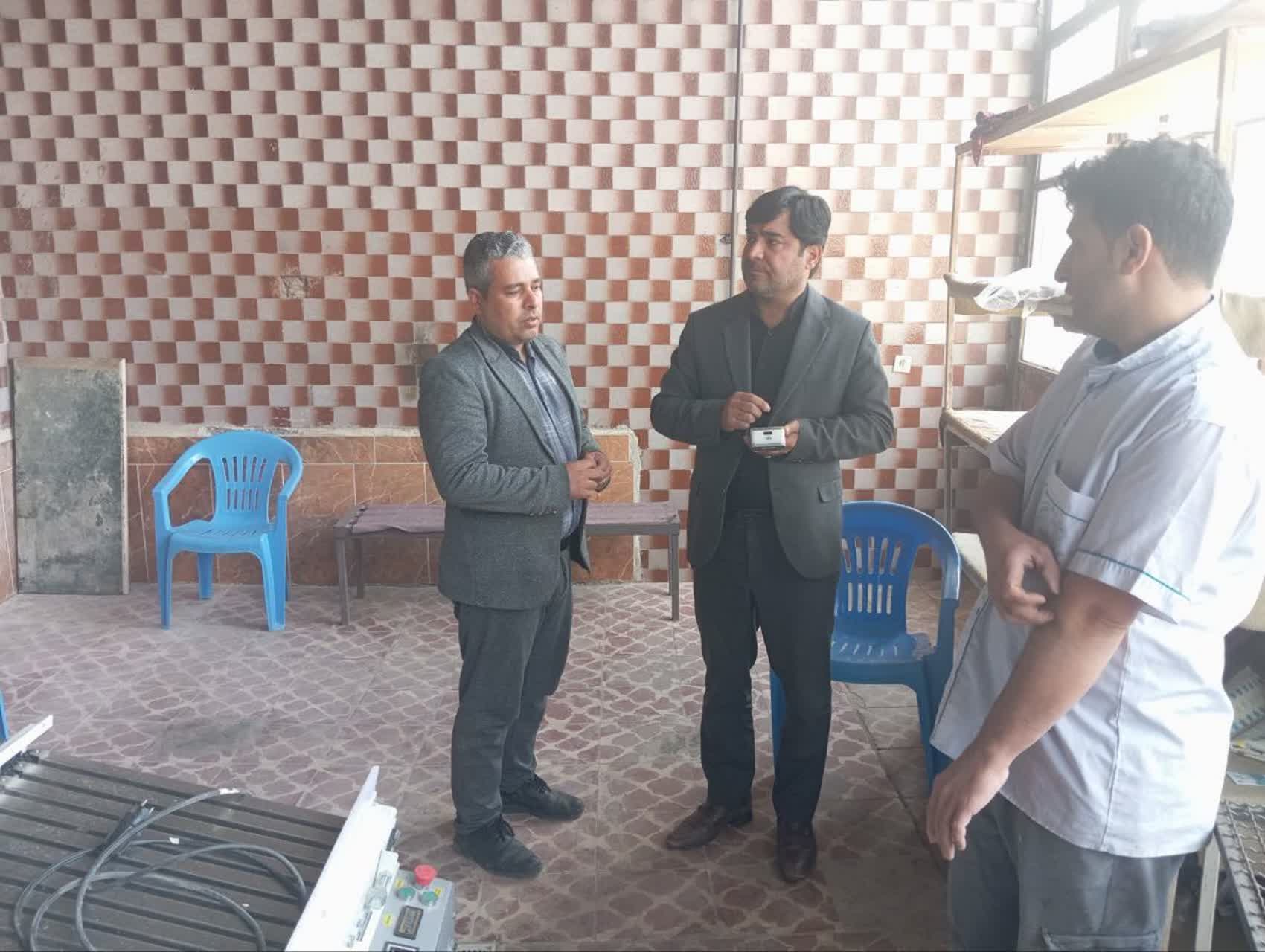 بازدید فرماندار از نانواییهای چهاربرج؛ مشکلی در تامین آرد و نان نداریم