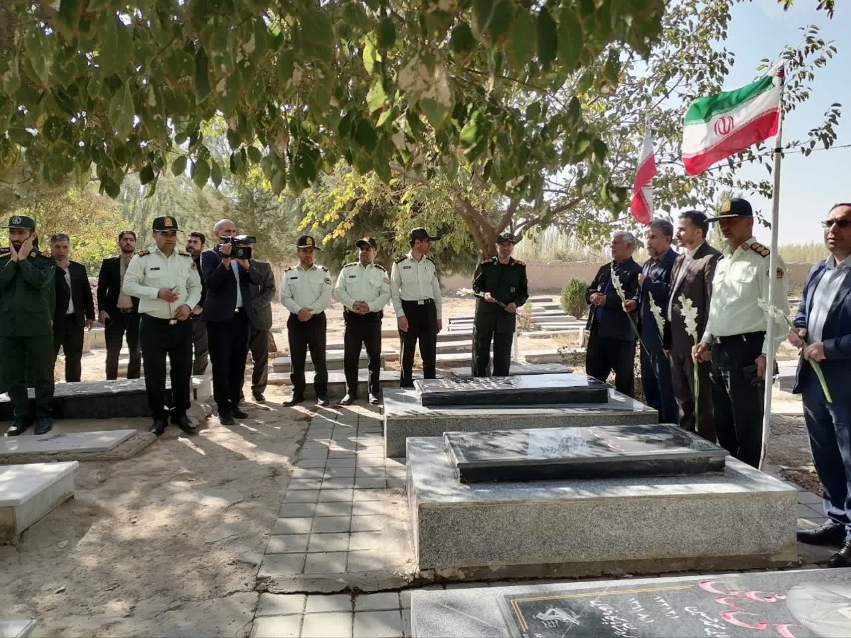 غبارروبی و عطرافشانی مزار شهدا