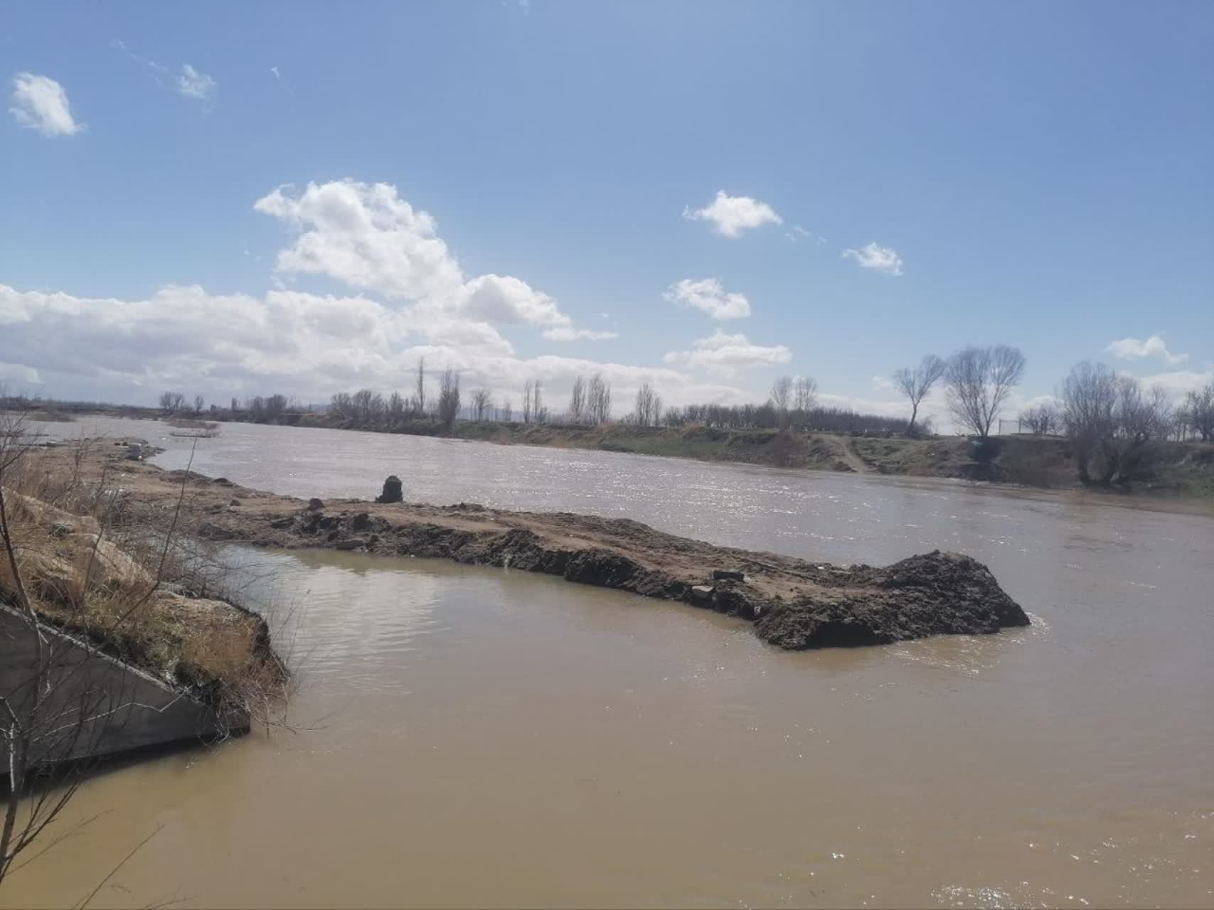 حضور میدانی فرماندار در مناطق پرخطر رودخانه زرینه‌رود در محدوده فسندوز برای پیشگیری از سیلاب