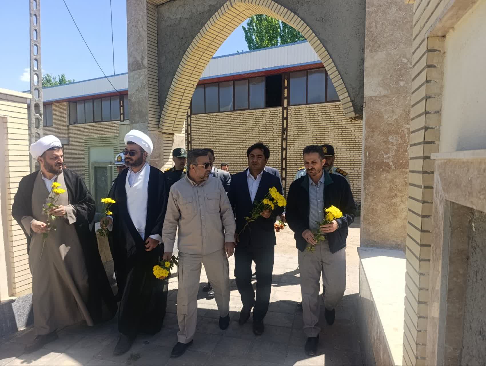 غبارروبی مزار مطهر شهدا به مناسبت هفته معلم و هفته عقیدتی-سیاسی در چهاربرج