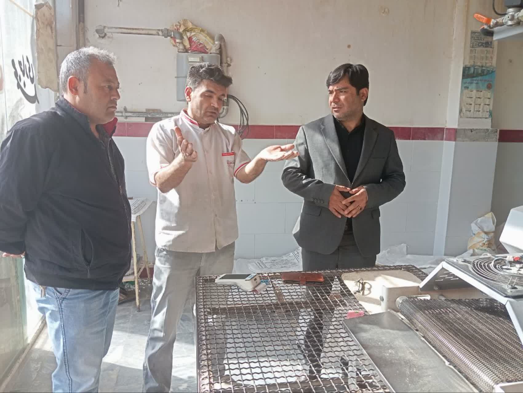 بازدید فرماندار از نانواییهای چهاربرج؛ مشکلی در تامین آرد و نان نداریم