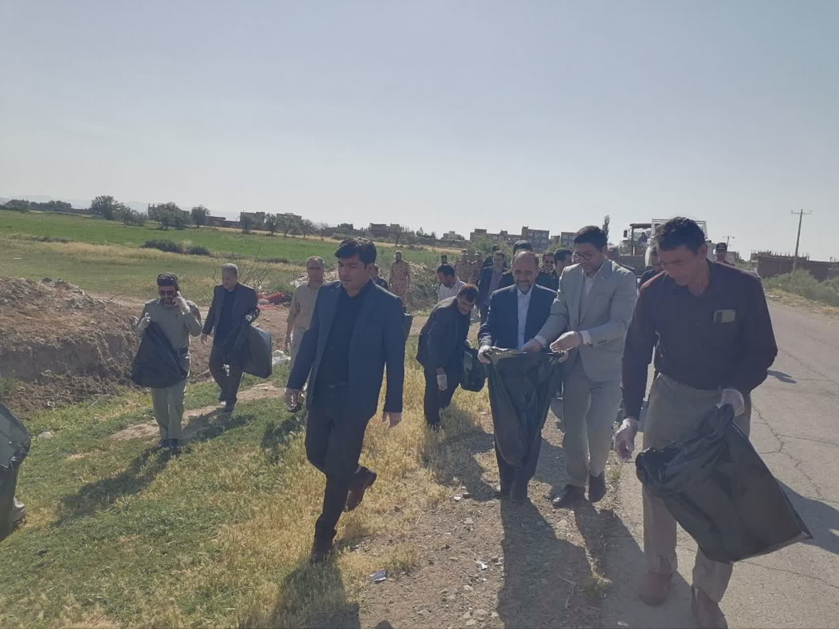 پاکسازی مسیر منصورآباد به آغداش با مشارکت فرماندار و مسئولان چهاربرج