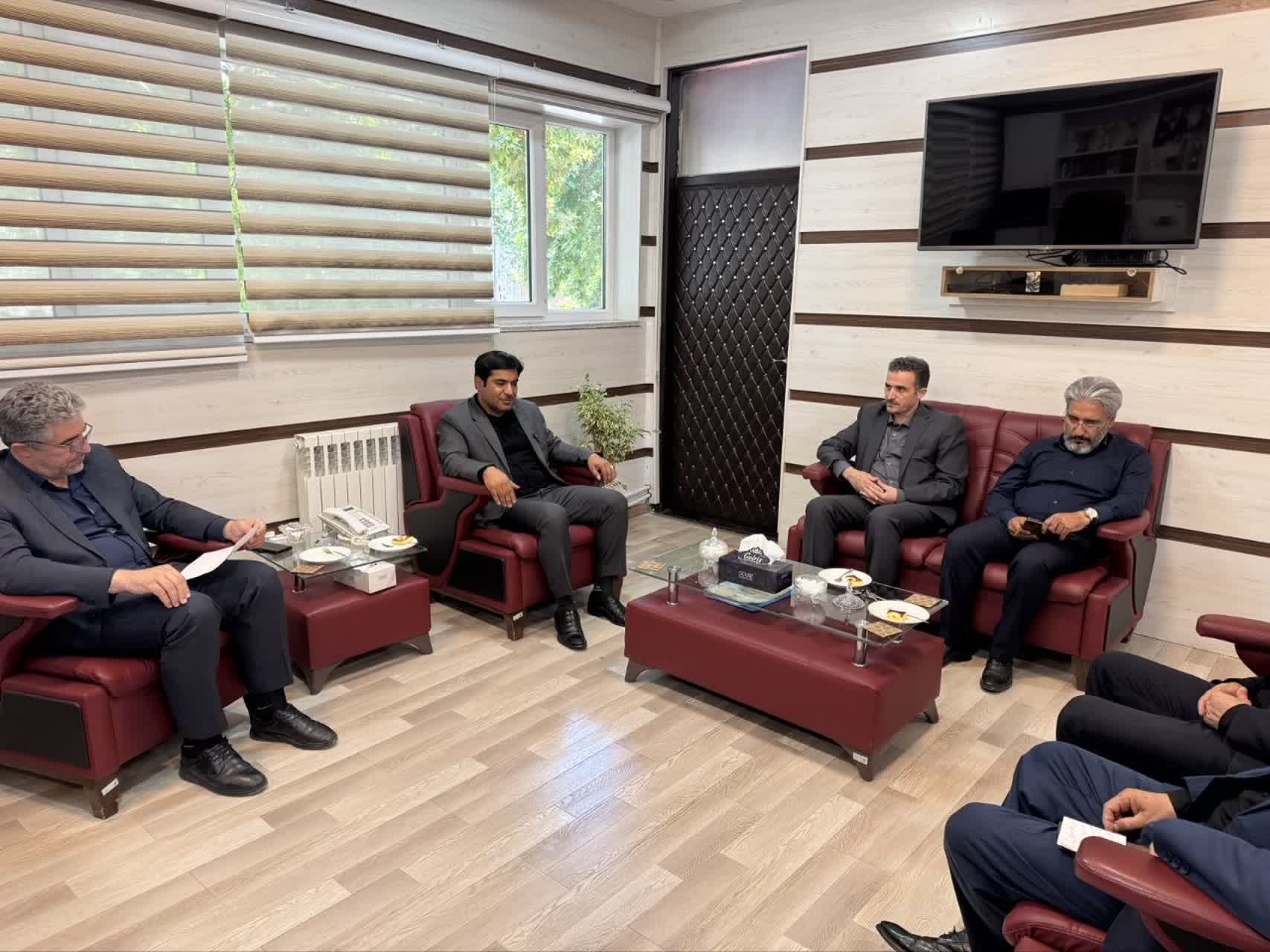 دیدار فرماندار شهرستان چهاربرج به همراه مدیر آموزش و پرورش و رئیس مجمع خیرین مدرسه‌ساز این شهرستان با سرپرست اداره‌کل نوسازی، توسعه و تجهیز مدارس استان آذربایجان غربی