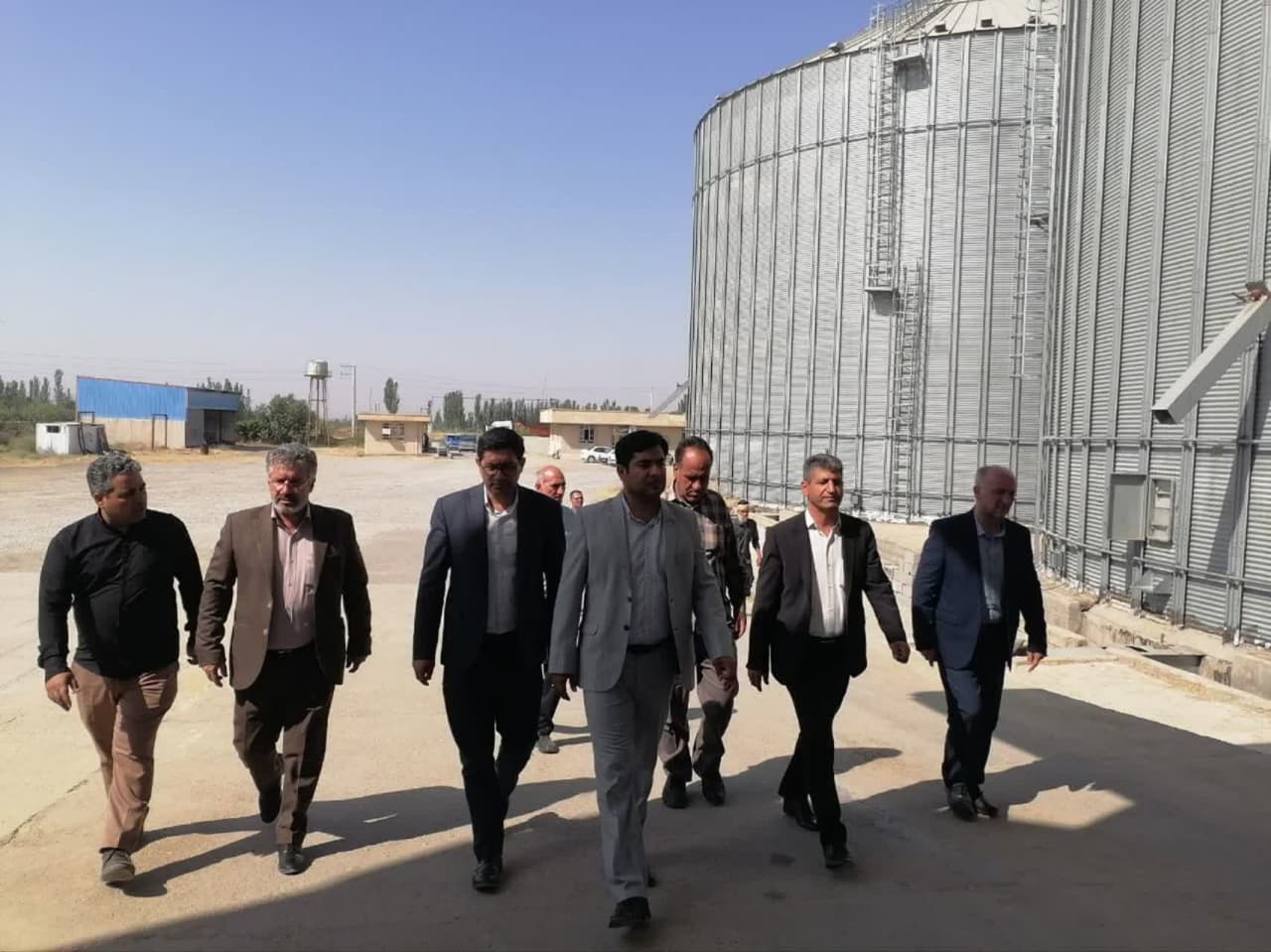 بازدید فرماندار چهاربرج از مرکز ذخیره‌سازی غلات