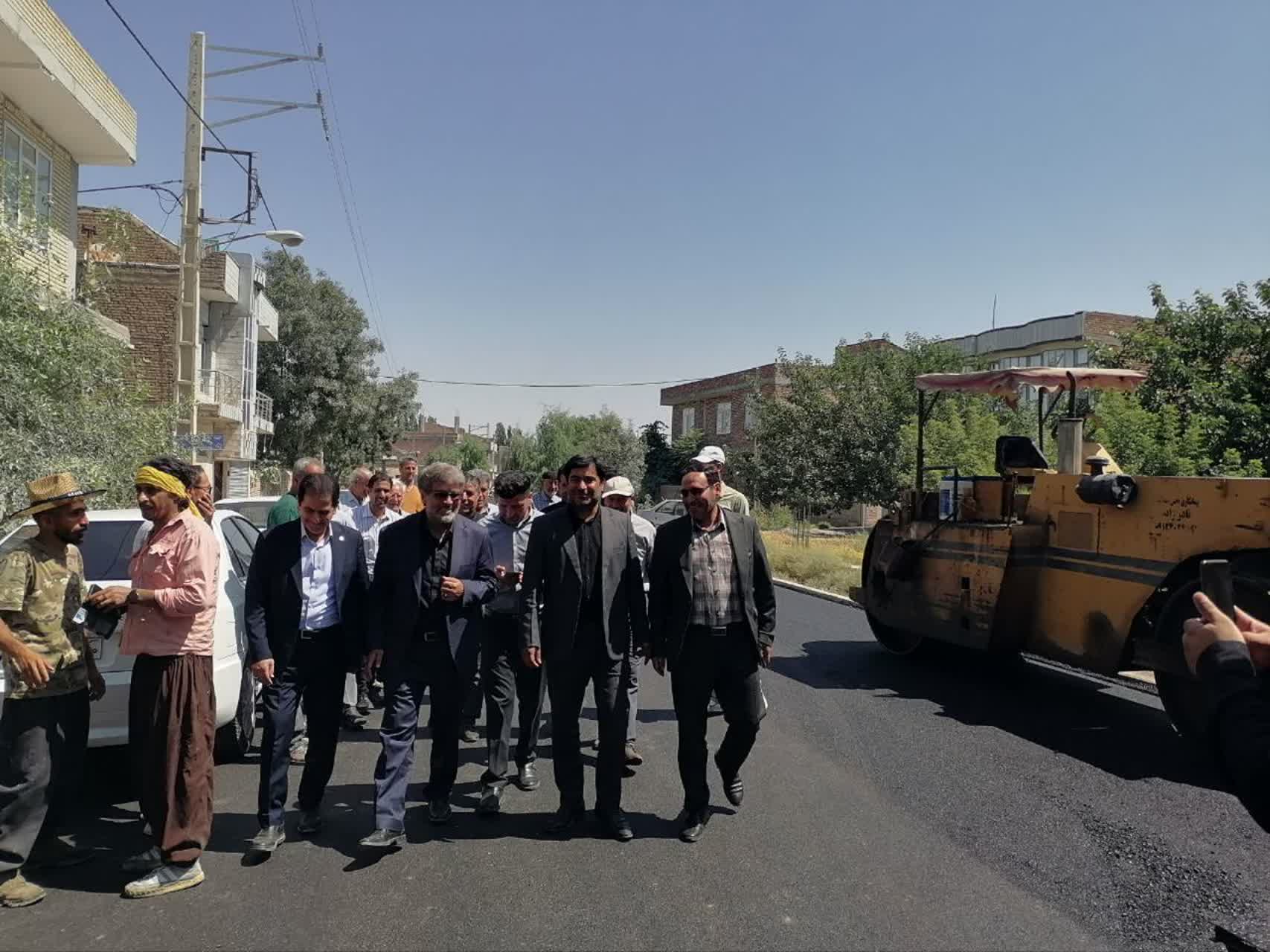 گامی دیگر در جهت توسعه راه‌های روستایی؛ بازدید مسئولان از پروژه آسفالت‌ریزی محور فیروزآباد با اعتباری بیش از 100 میلیارد ریال