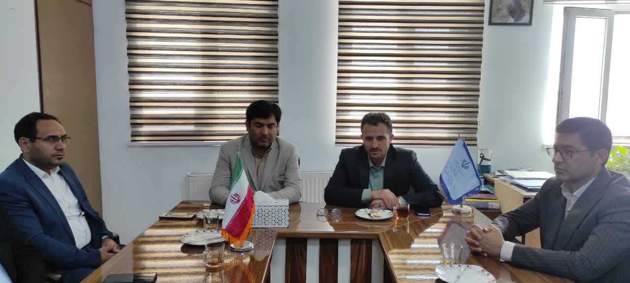 دیدار جمعی از مسئولین چهاربرج با مدیریت آموزش و پرورش به مناسبت هفته معلم