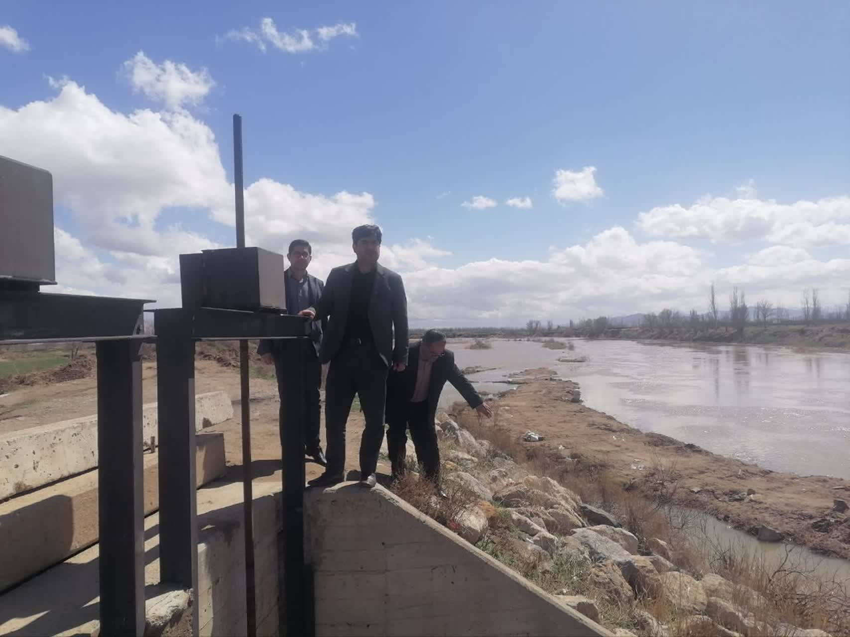 حضور میدانی فرماندار در مناطق پرخطر رودخانه زرینه‌رود در محدوده فسندوز برای پیشگیری از سیلاب
