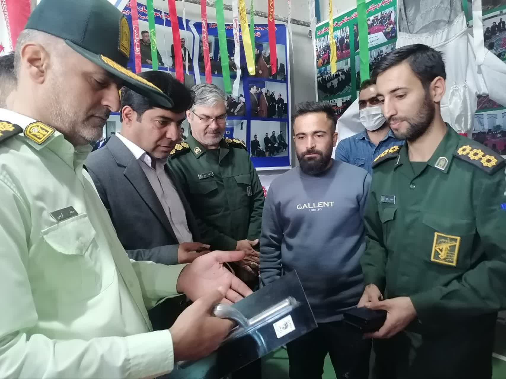 بازدید دکتر صمدی، فرماندار چهاربرج، از نمایشگاه «طرح اسوه»