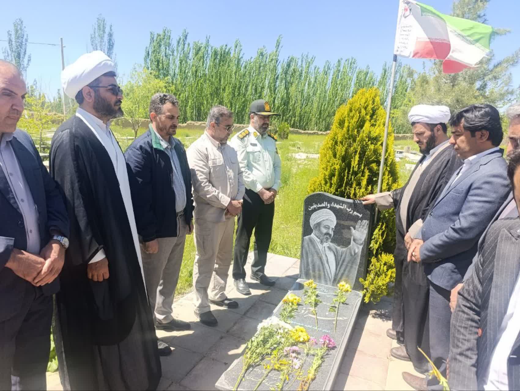 غبارروبی مزار مطهر شهدا به مناسبت هفته معلم و هفته عقیدتی-سیاسی در چهاربرج
