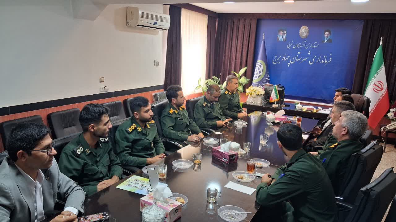 دیدار فرمانده ناحیه مقاومت بسیج شهرستان چهاربرج با فرماندار به مناسبت هفته دولت