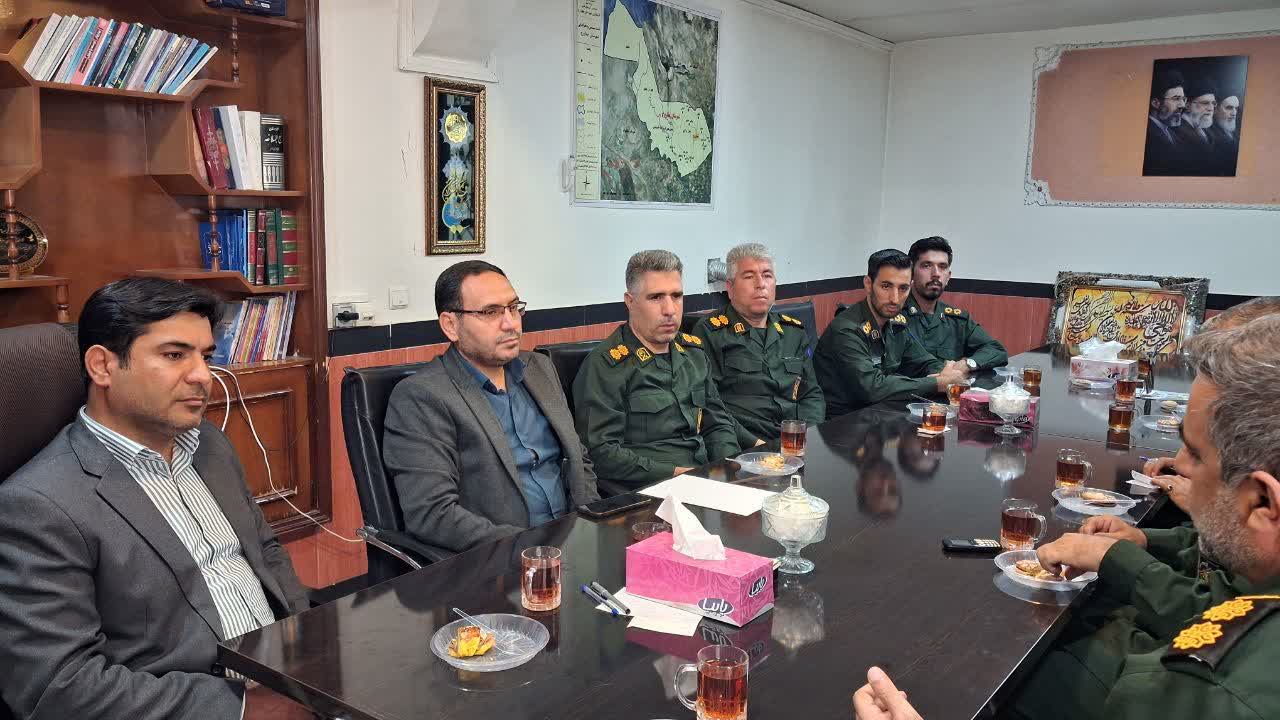 دیدار فرمانده ناحیه مقاومت بسیج شهرستان چهاربرج با فرماندار به مناسبت هفته دولت