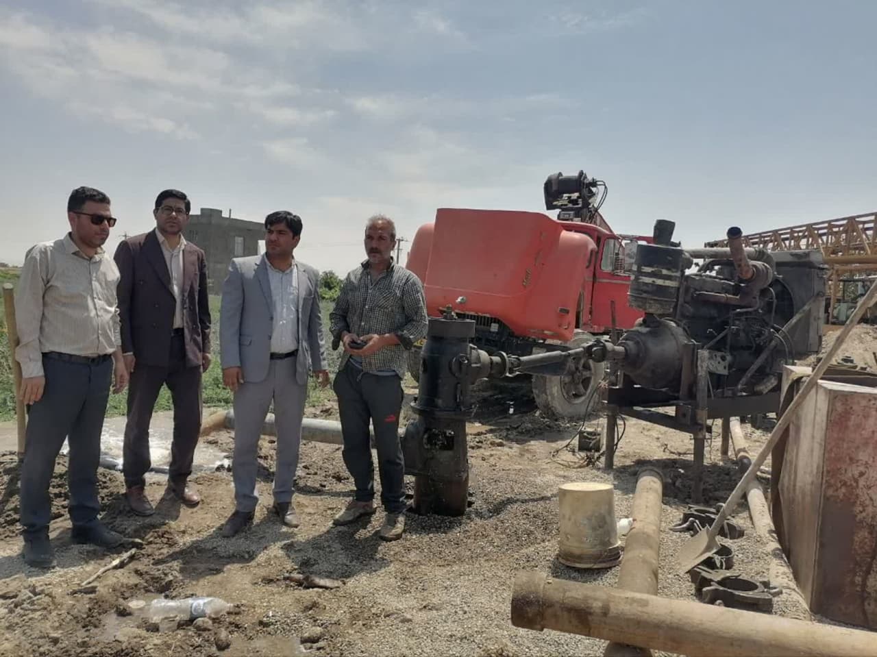 بازدید فرماندار از چاه‌های یدکی حفرشده با هدف تأمین پایدار آب شرب در شهرستانبازدید فرماندار از چاه‌های یدکی حفرشده با هدف تأمین پایدار آب شرب در شهرستان