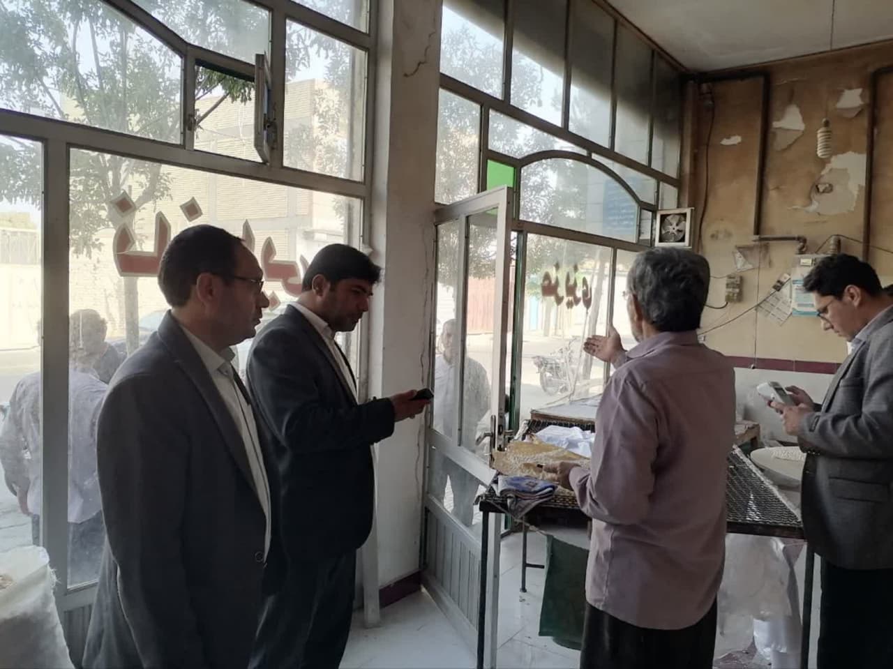 بازدید فرماندار چهاربرج از واحدهای نانوایی و جایگاههای توزیع سوخت در پی تشدید نظارتها