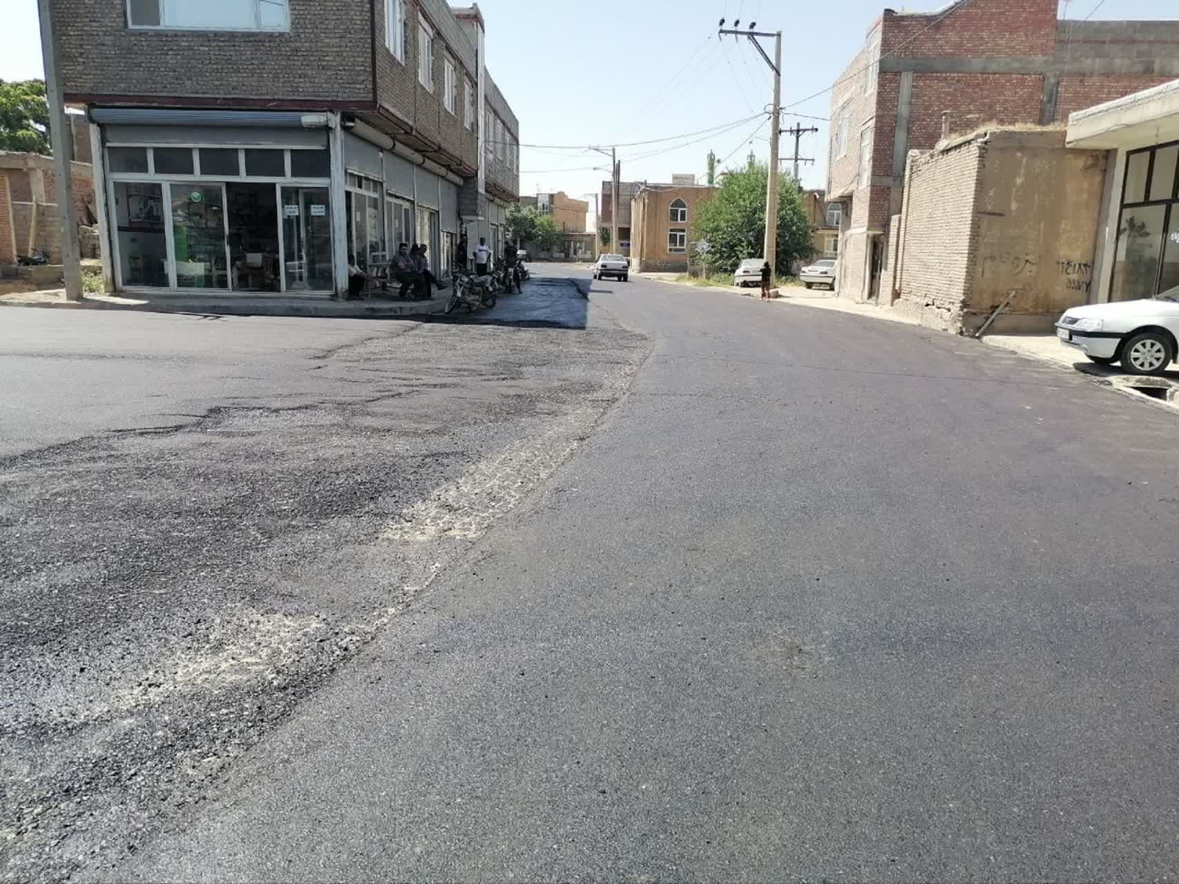 گامی دیگر در جهت توسعه راه‌های روستایی؛ بازدید مسئولان از پروژه آسفالت‌ریزی محور فیروزآباد با اعتباری بیش از 100 میلیارد ریال