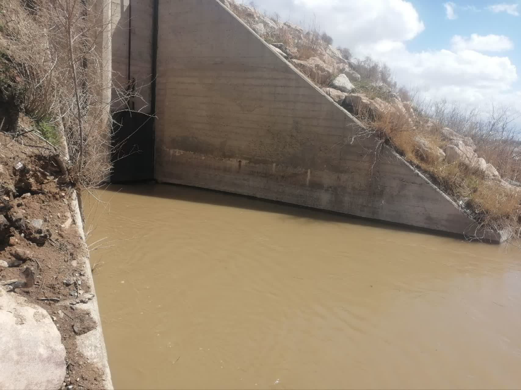 حضور میدانی فرماندار در مناطق پرخطر رودخانه زرینه‌رود در محدوده فسندوز برای پیشگیری از سیلاب