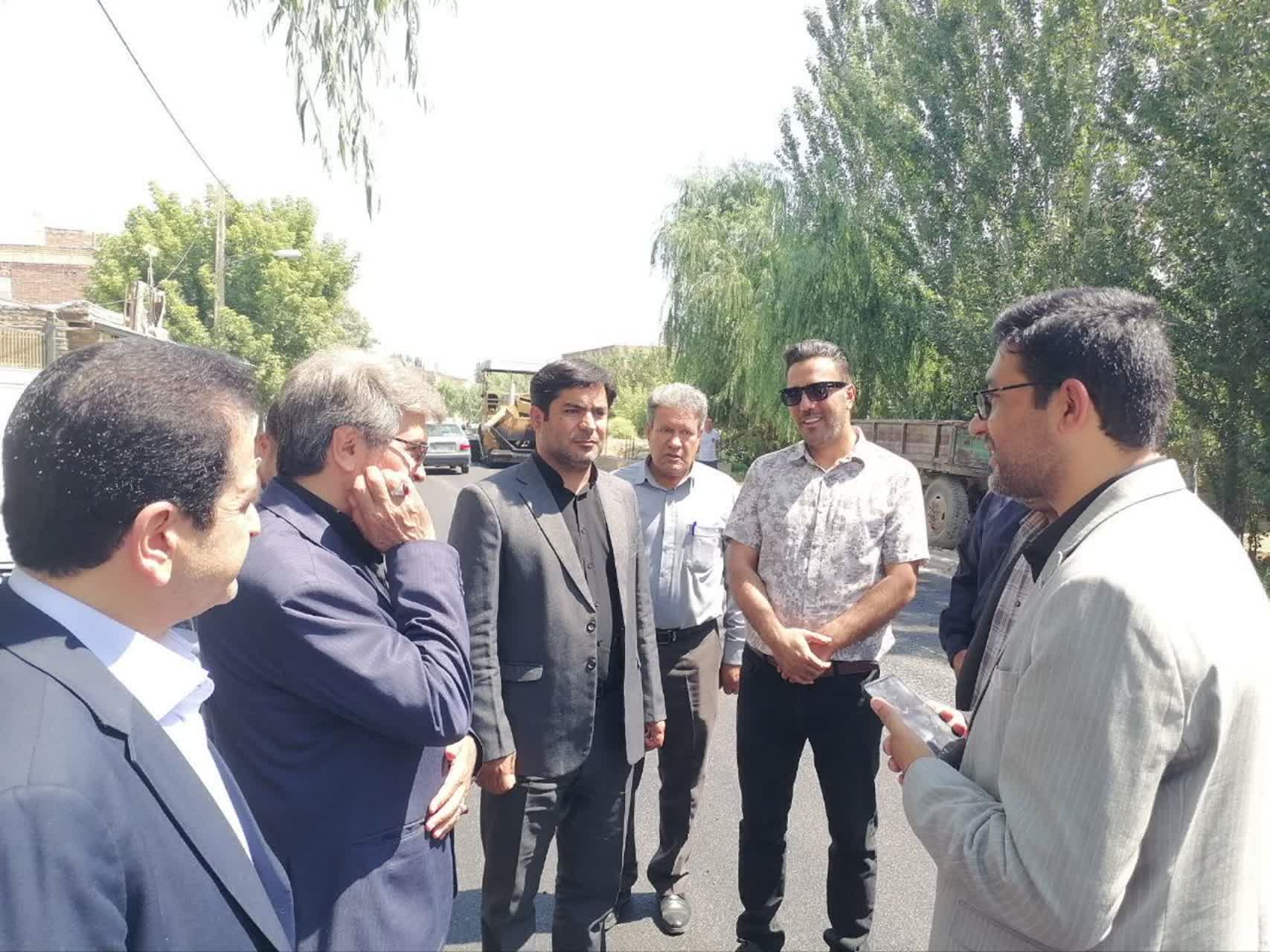 گامی دیگر در جهت توسعه راه‌های روستایی؛ بازدید مسئولان از پروژه آسفالت‌ریزی محور فیروزآباد با اعتباری بیش از 100 میلیارد ریال